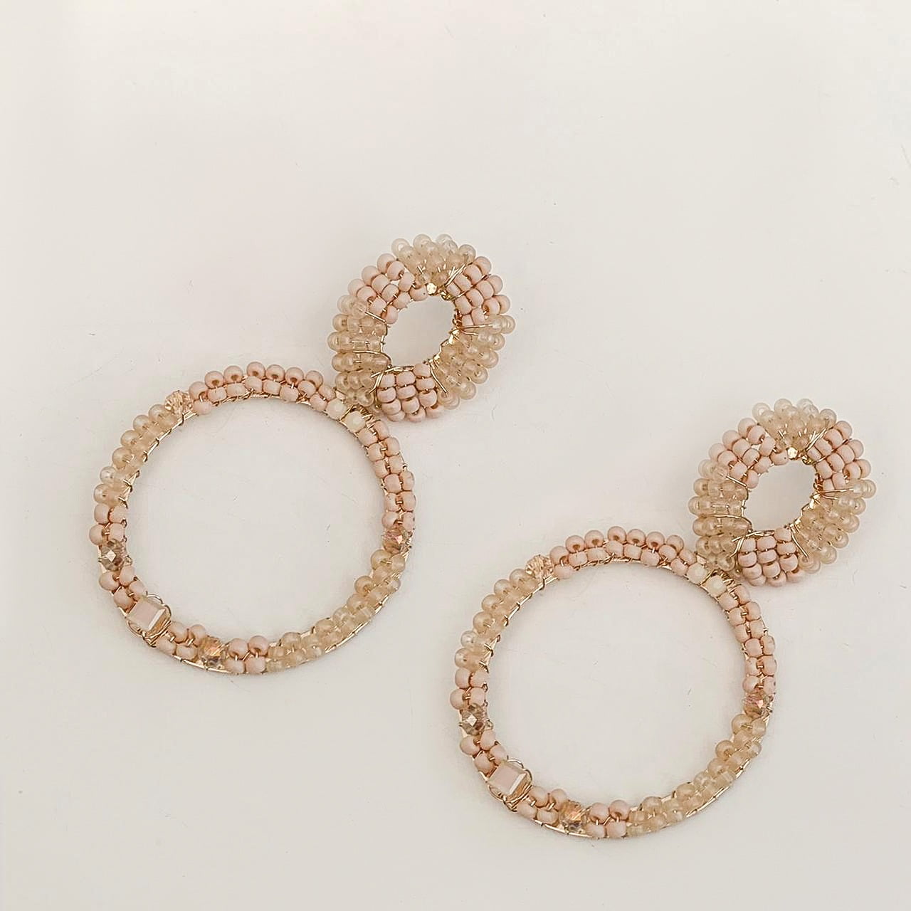 Brinco Contas De Vidro Nude E Cristais Nude Folheado Em Ouro 18k