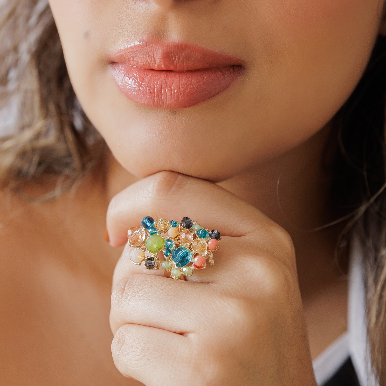 Anel bordado a mão com cristais coloridos candy colors, folheado em ouro 18k 302110000000100