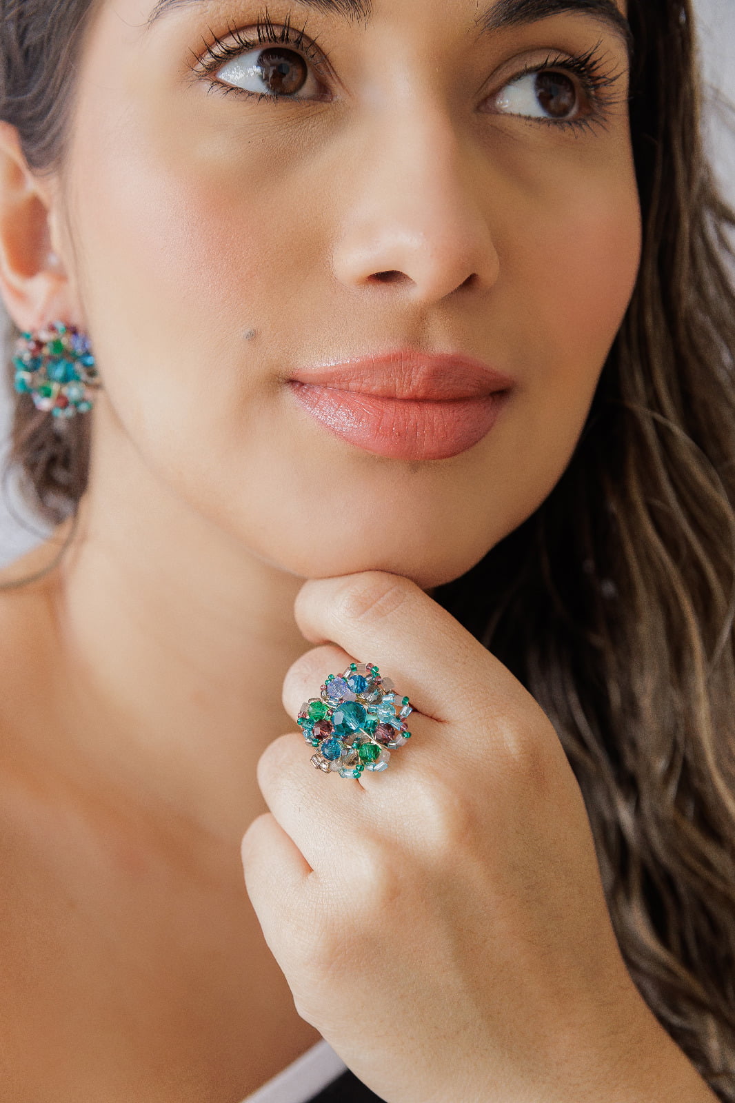 Anel bordado a mão com cristais coloridos e contas de vidro, folheado em ouro 18k 302110000000099