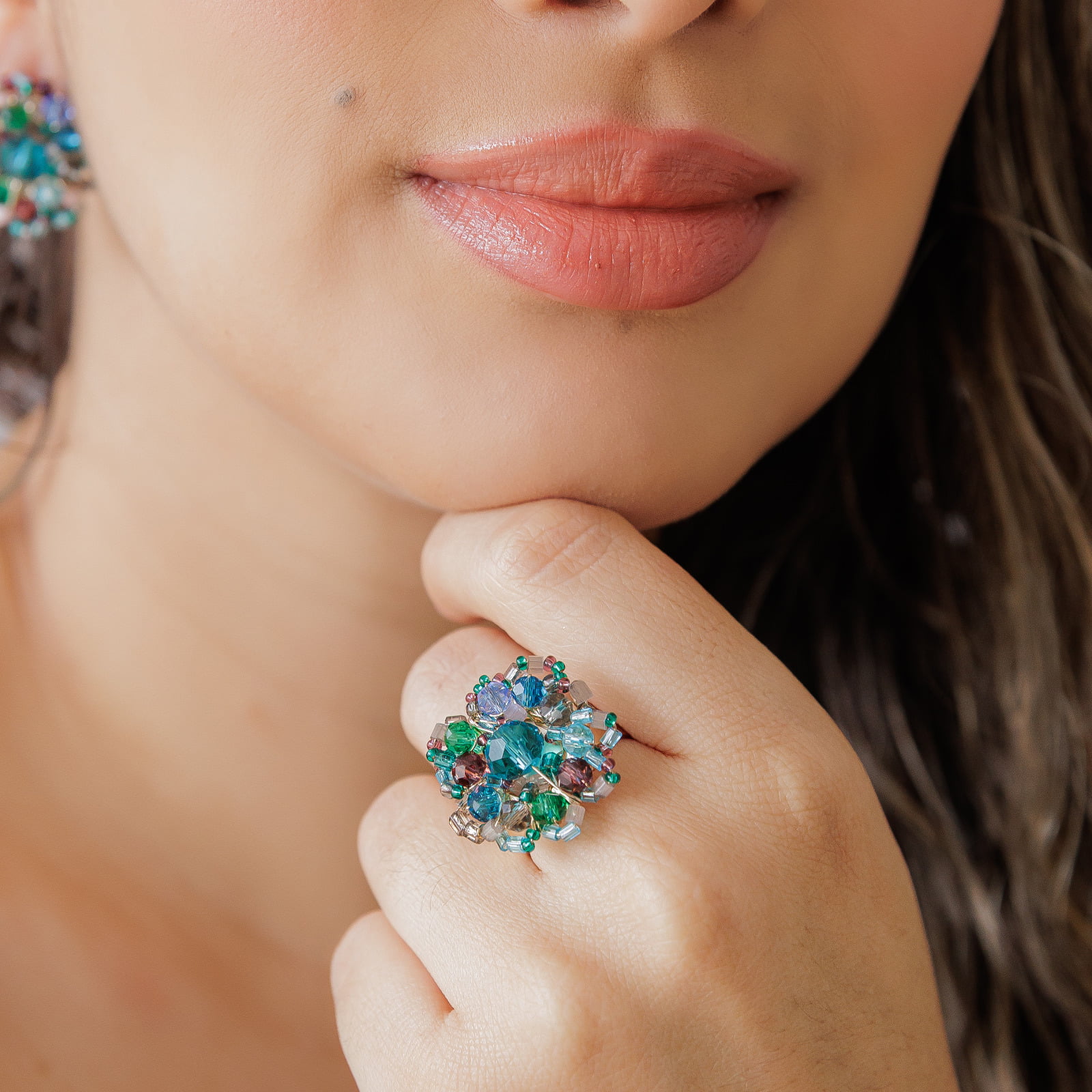 Anel bordado a mão com cristais coloridos e contas de vidro, folheado em ouro 18k 302110000000099