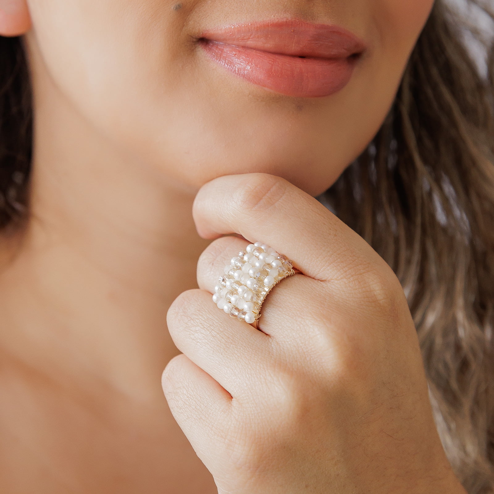 Anel bordado a mão com cristais tons nude e perola, folheado em ouro 18k 302130000000049