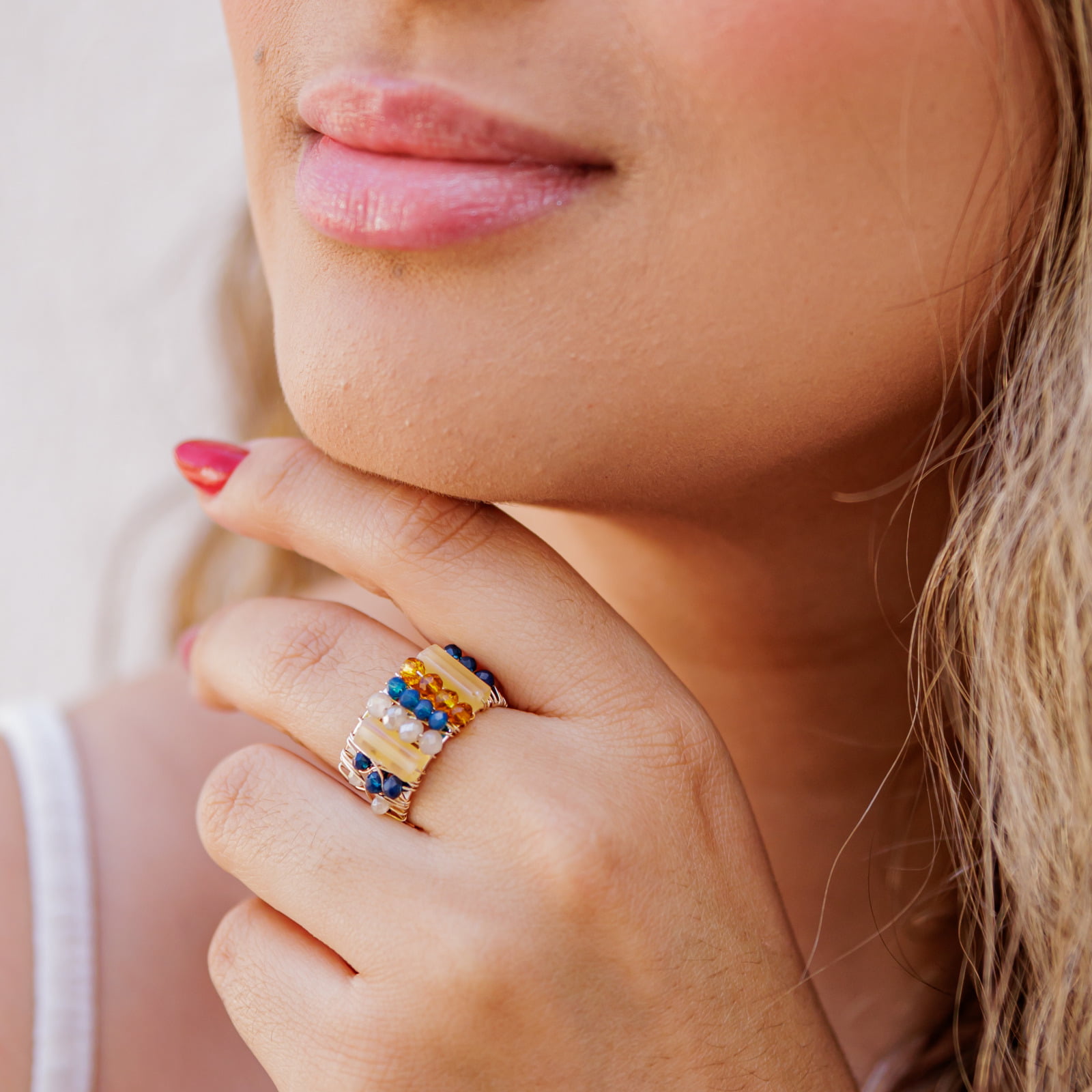 Anel bordado a mão com mix de  cristais coloridos  folheado em ouro 18k 302110000000091