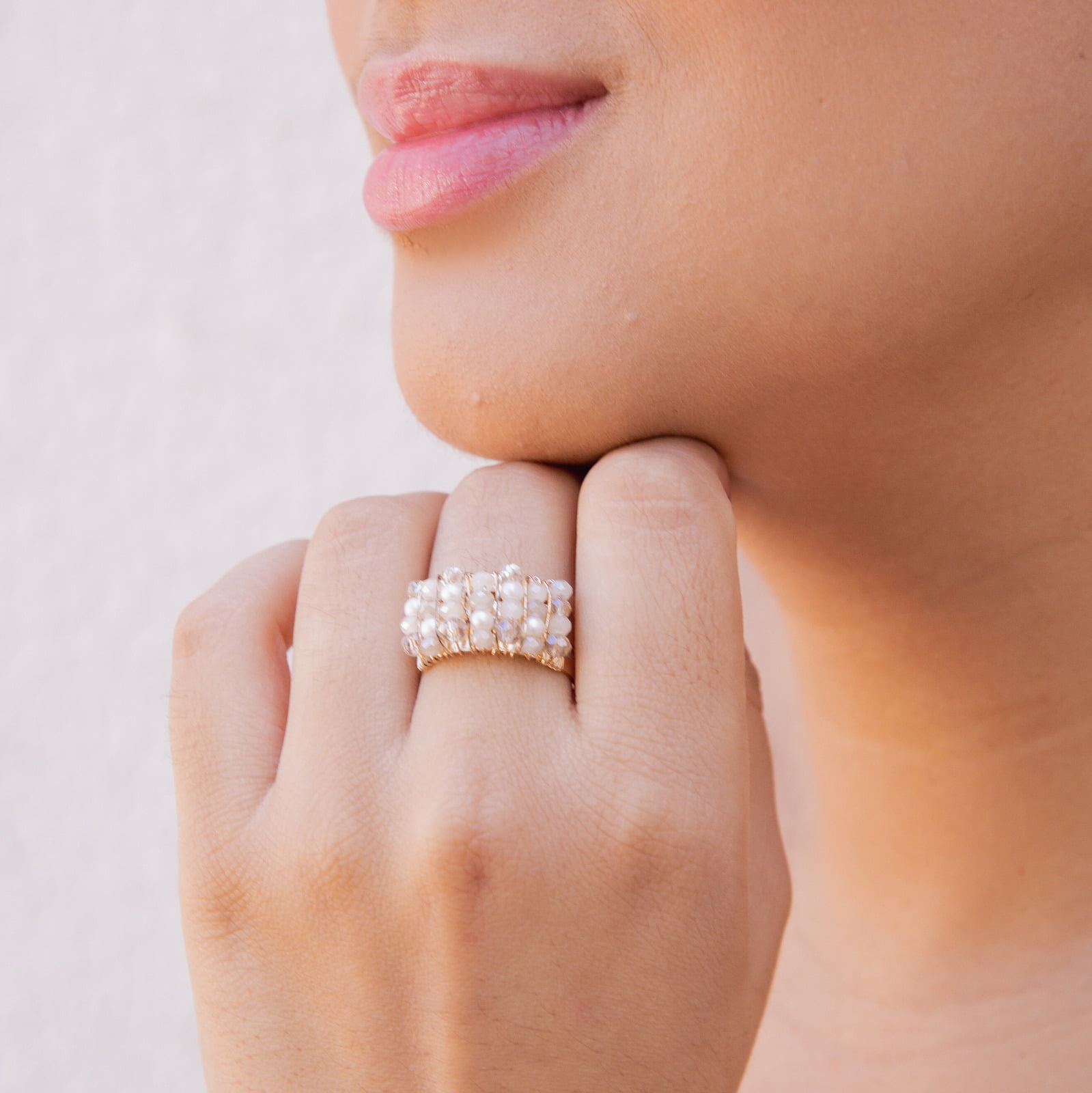 Anel bordado com cristais tons nude e resinas perolas folheado em ouro 18k 302130000000048