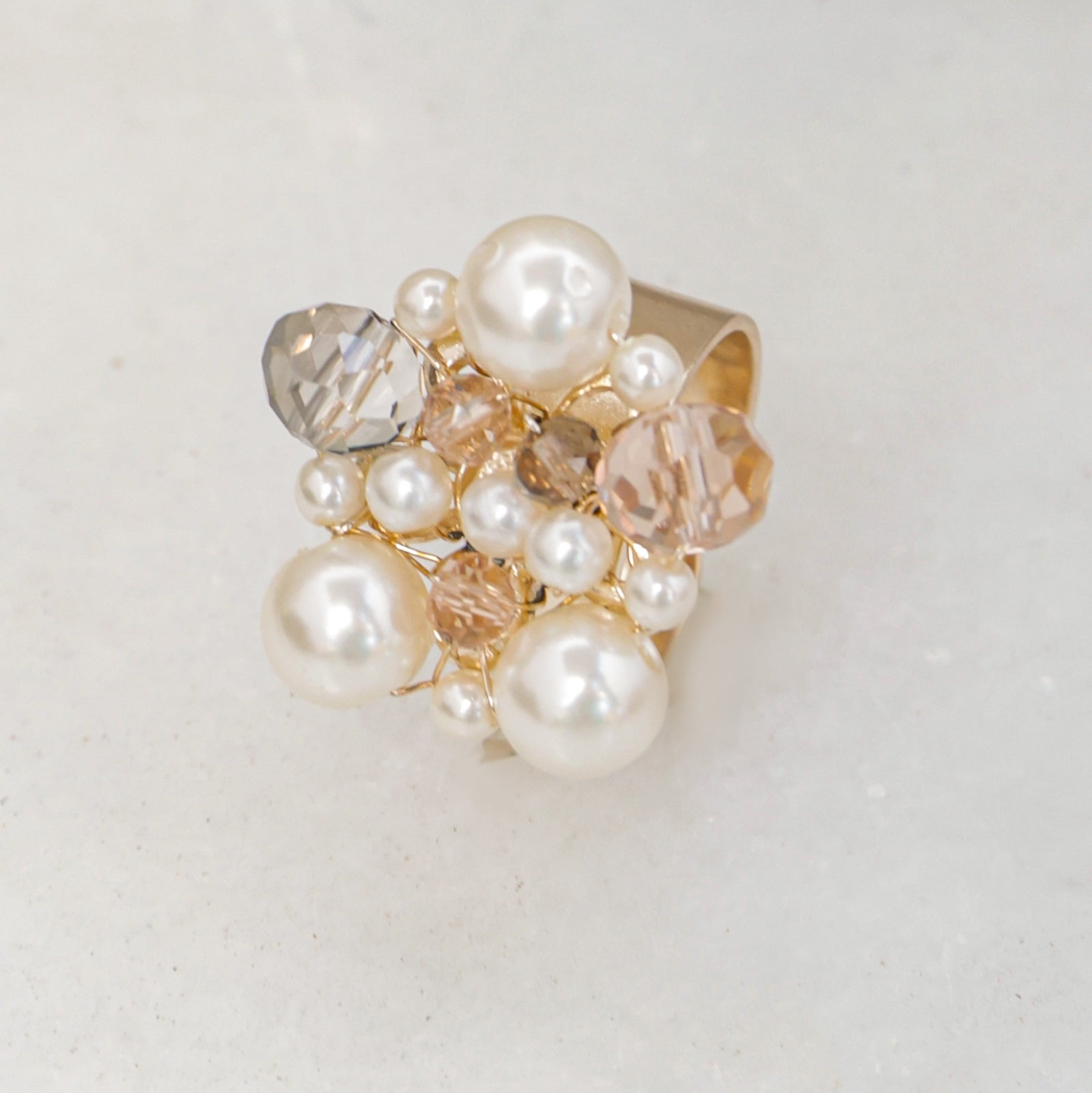 Anel com cristais e resinas pérolas e strass folheado em ouro 18k  302140000000023