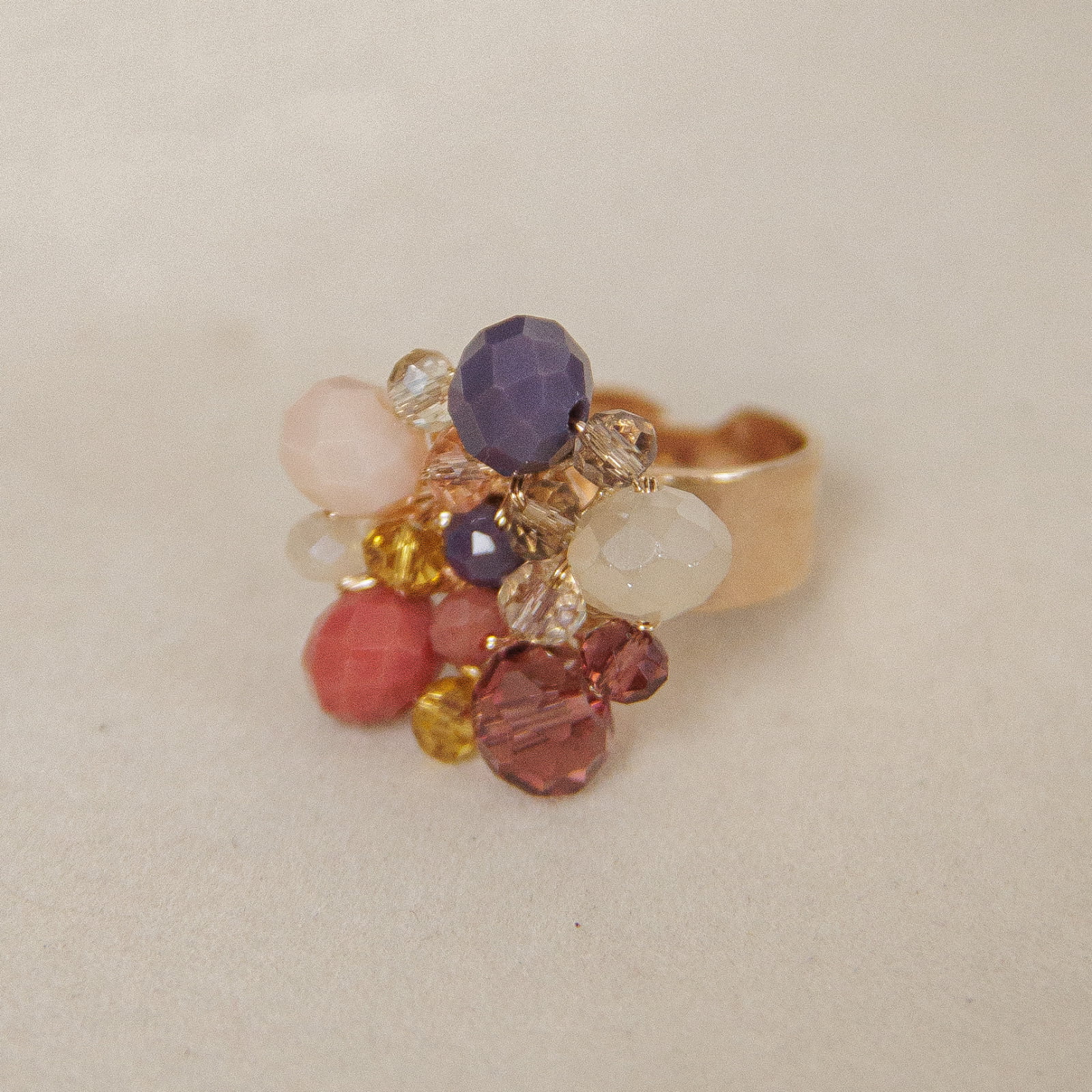Anel com cristais folheado em ouro 18k 302120000000019