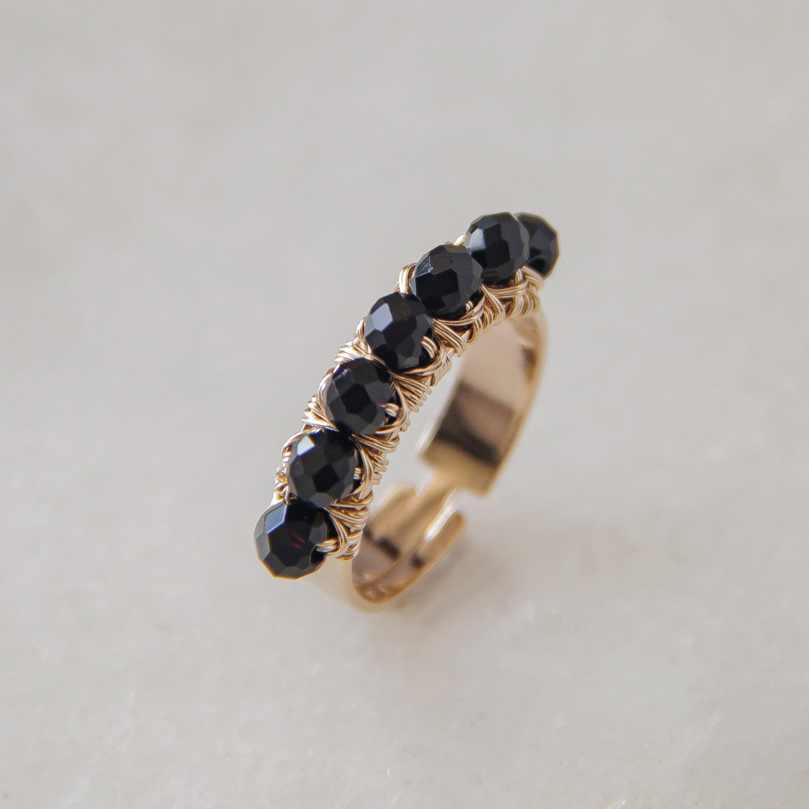 Anel com cristais preto folheado em ouro 18k 3022000000000026