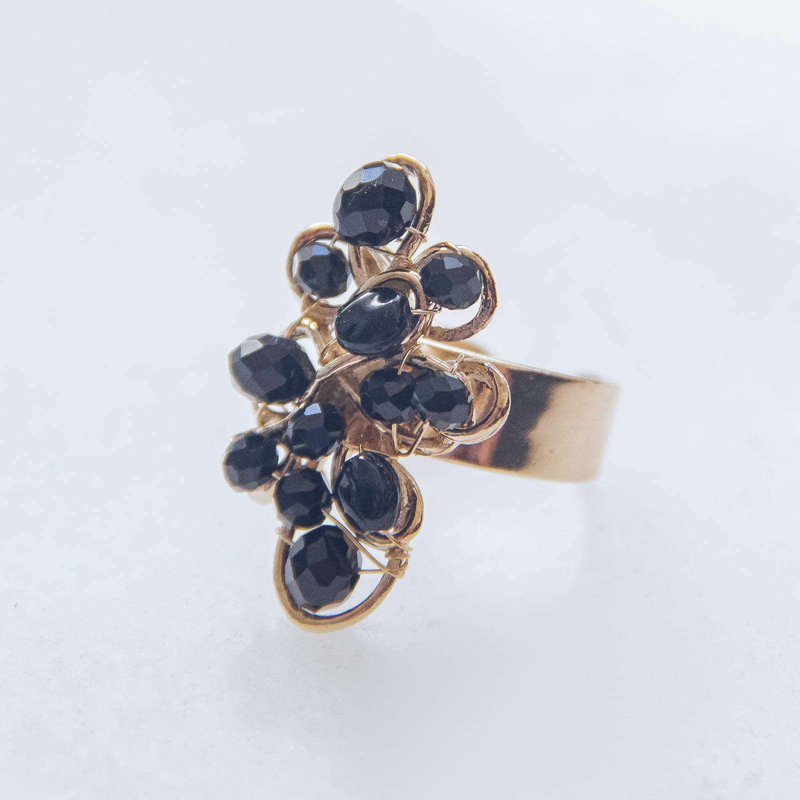 Anel com cristais preto folheado em ouro 18k 3022000000000027