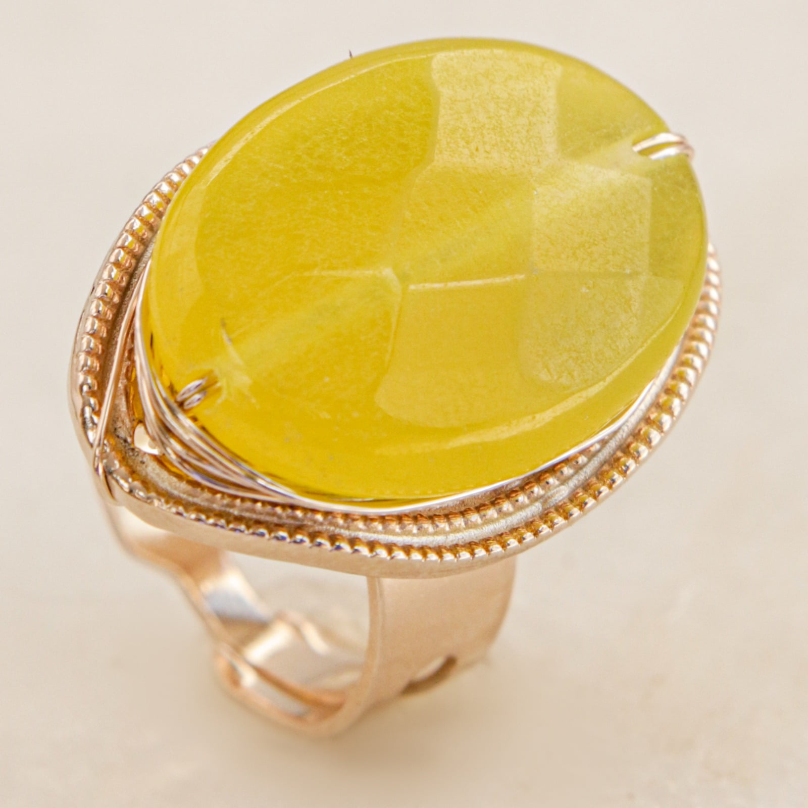 Anel bordado a mão com pedra natural jade amarela, folheado em ouro 18k 