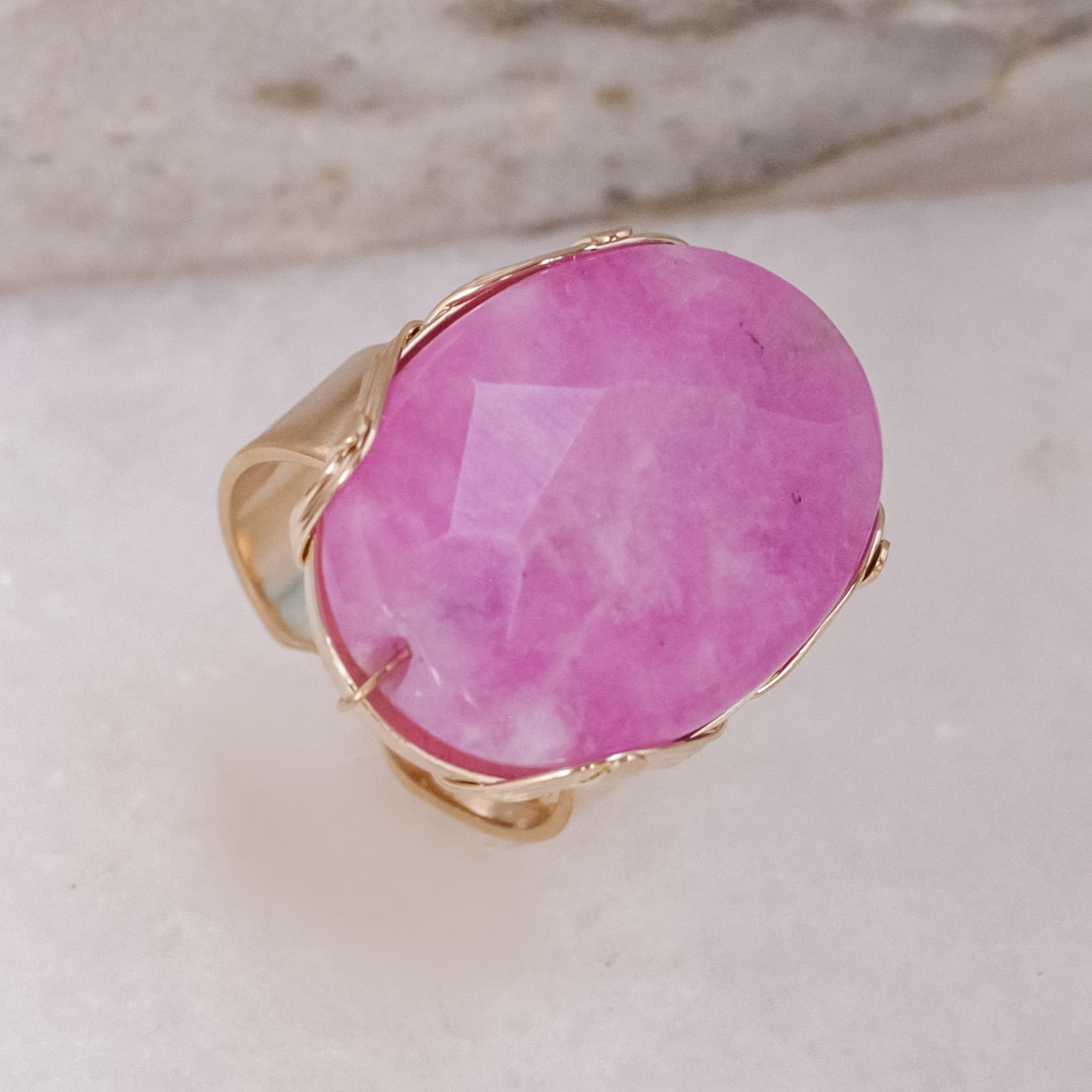 Anel bordado a mão com pedra natural rosa, folheado em ouro 18k 