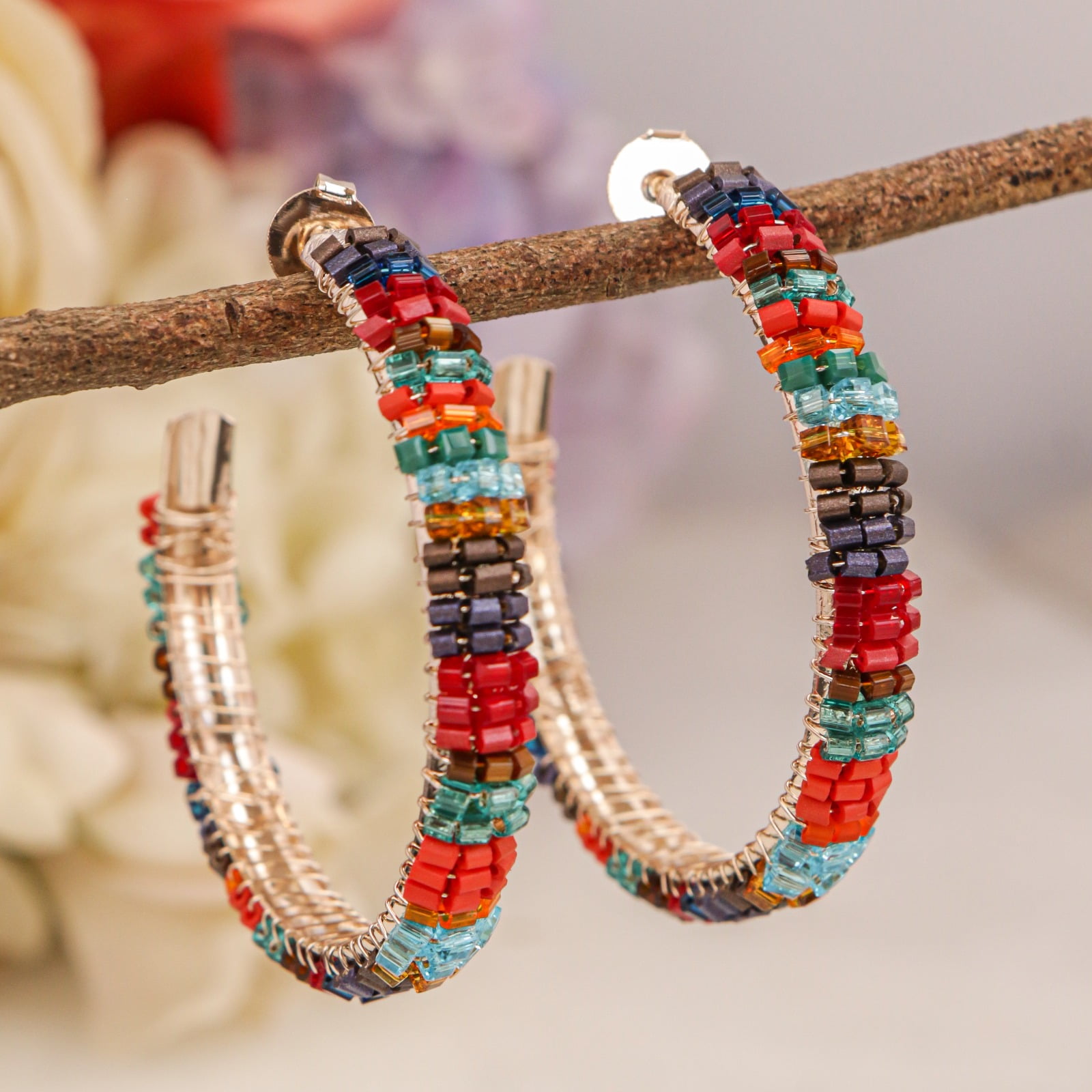 Argola com contas de vidro coloridas folheado em ouro 18k