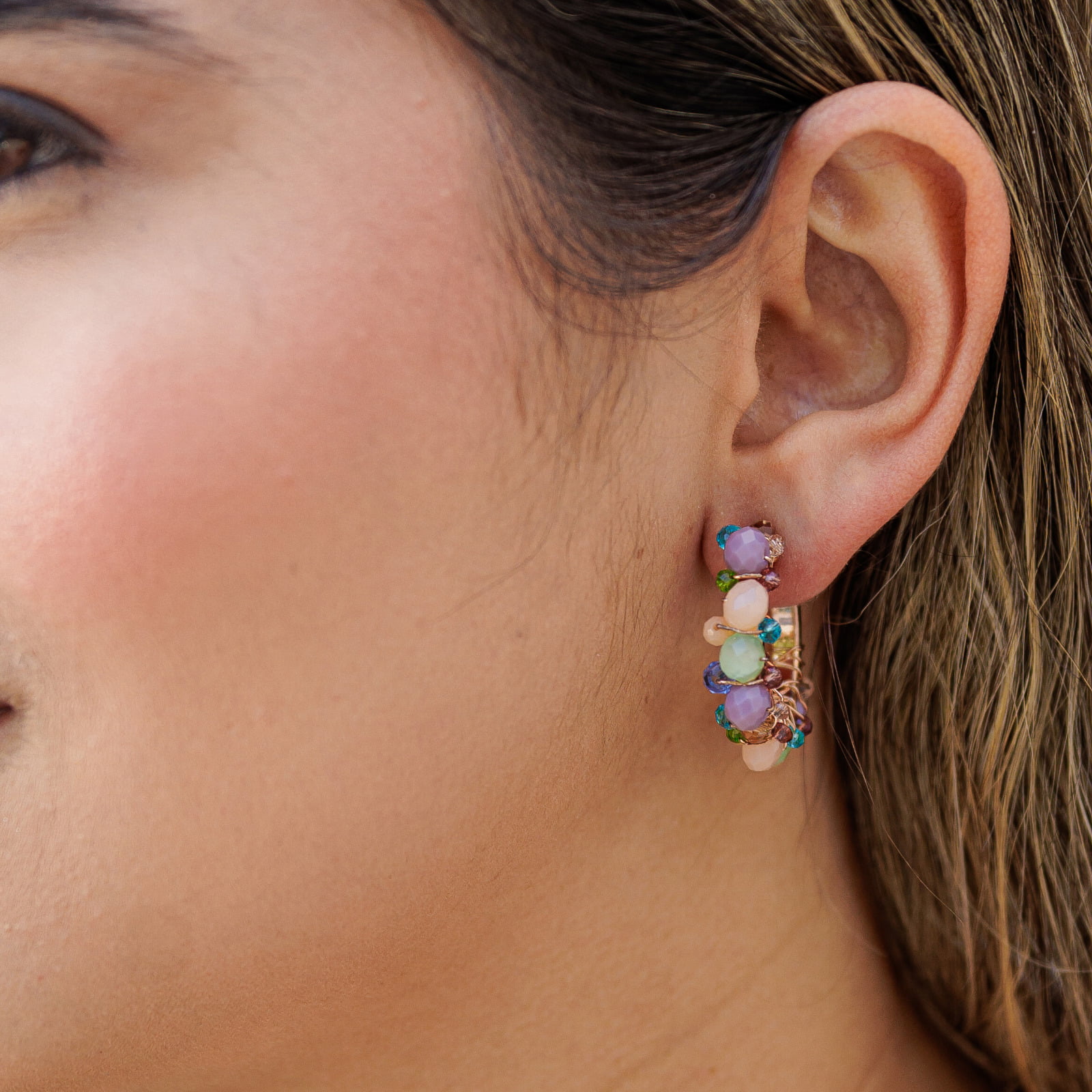 Brinco argola a mão com mix de cristais candy color, folheado em ouro 18k 2021100000004647