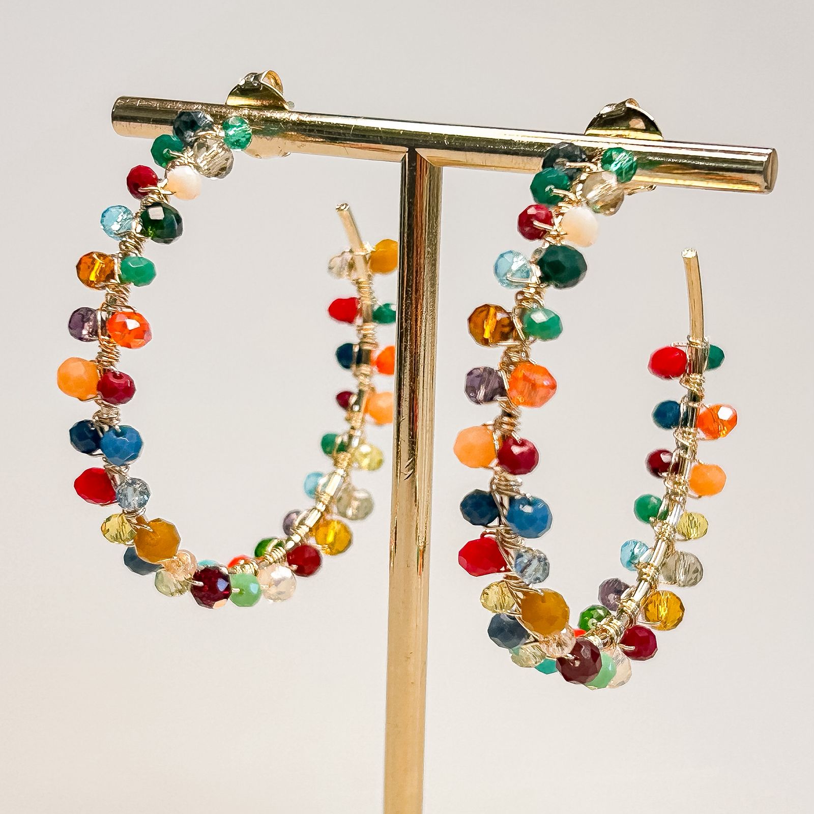 Brinco de argola bordado a mão com mix de cristais coloridos folheado em ouro 18k 2021100000004682