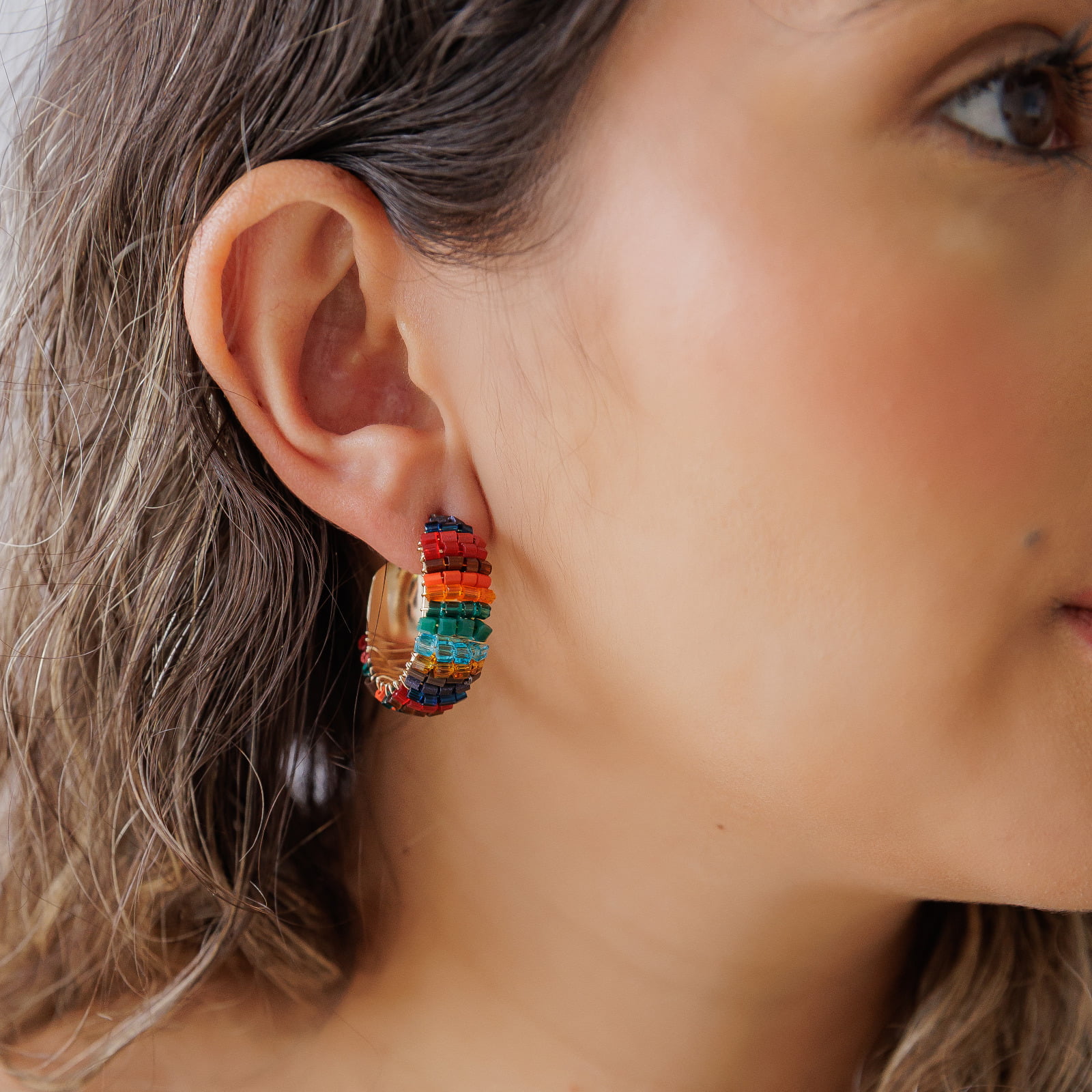 Brinco de argola bordado a mão com mix devidrilhos coloridos folheado em ouro 18k