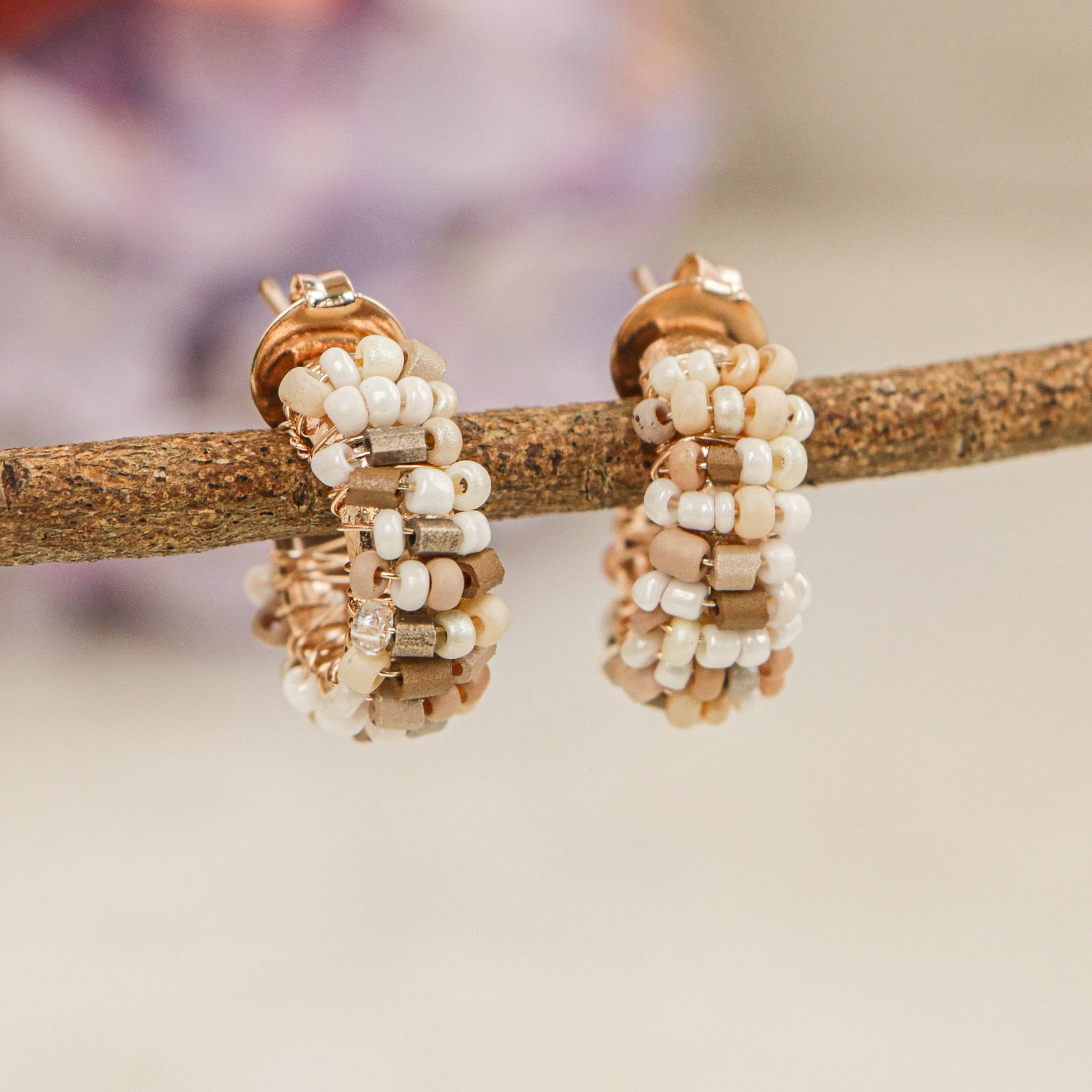 Brinco mini argola com  contas de vidro em tons de nude, folheado em ouro 18k   