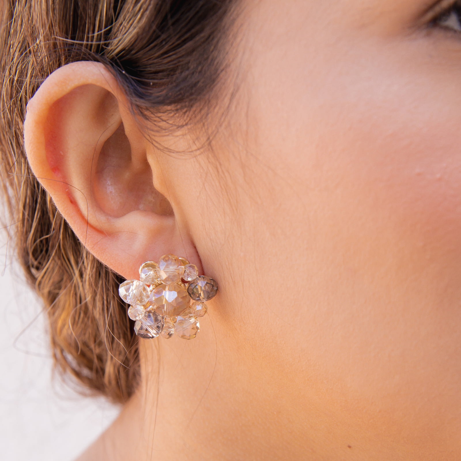 Brinco bordadoa mão com cristais em tons de nude  e folheado em ouro 18k     202130000000224