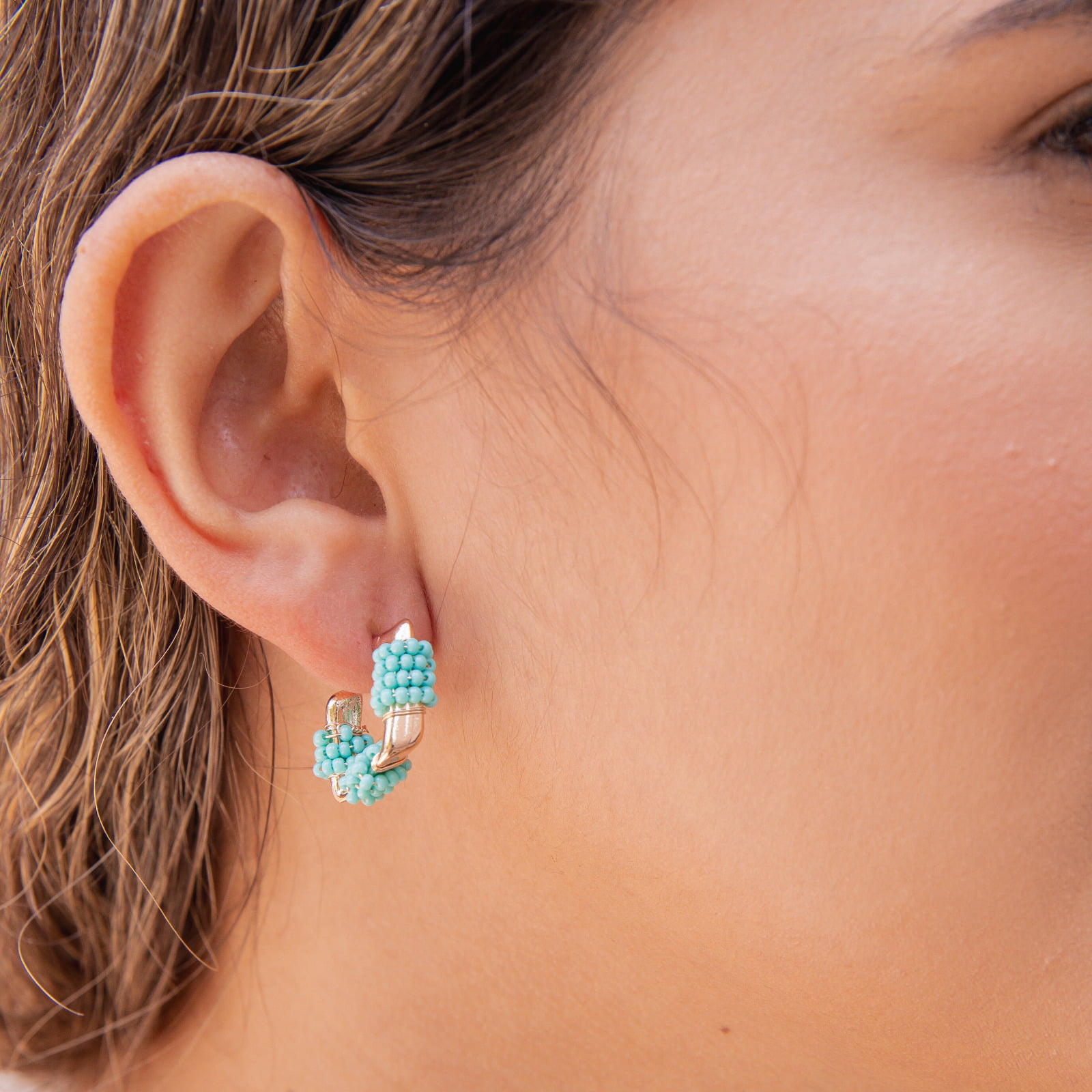 Brinco bordado a mão com contas de vidro em tom de azul folheado em ouro 18k 202170000000200