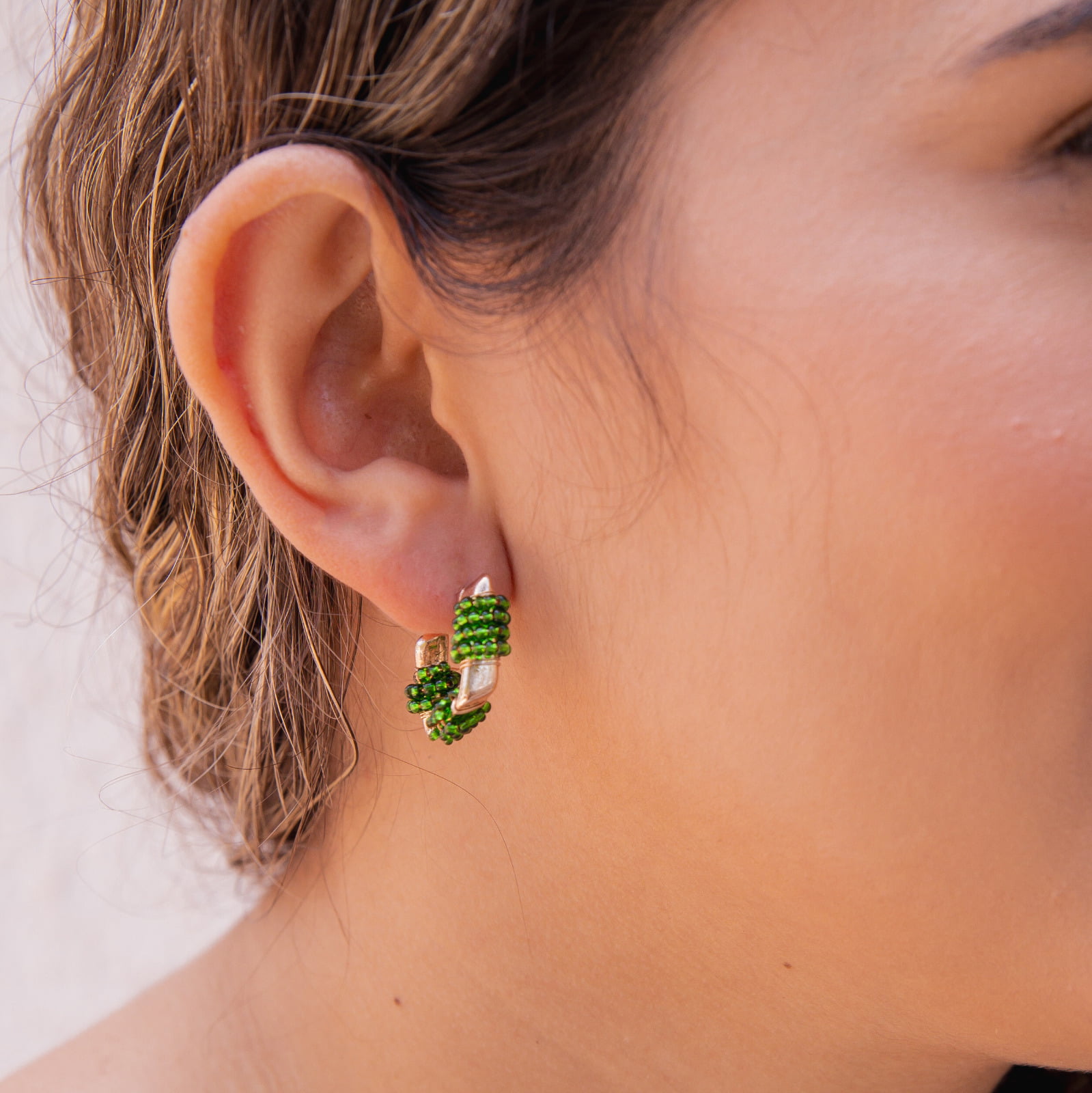 Brinco bordado a mão com contas de vidro em tom verde folheado em ouro 18k 202150000000154