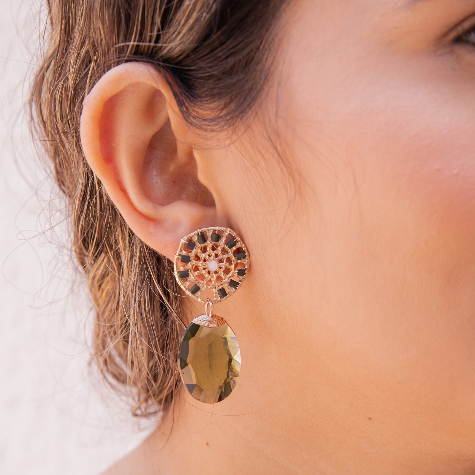 Brinco bordado a mão com contas de vidro, resina e criatal em tom verde folheado em ouro 18k 202150000000155