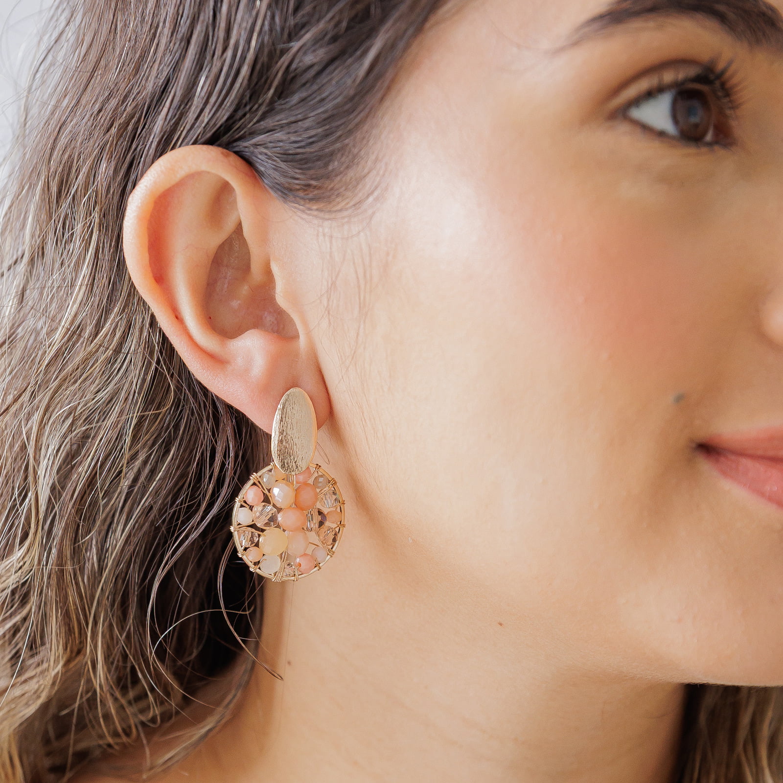 Brinco bordado a mão com cristais e resinas em tons de rosa e folheado em ouro 18k 202230000000086