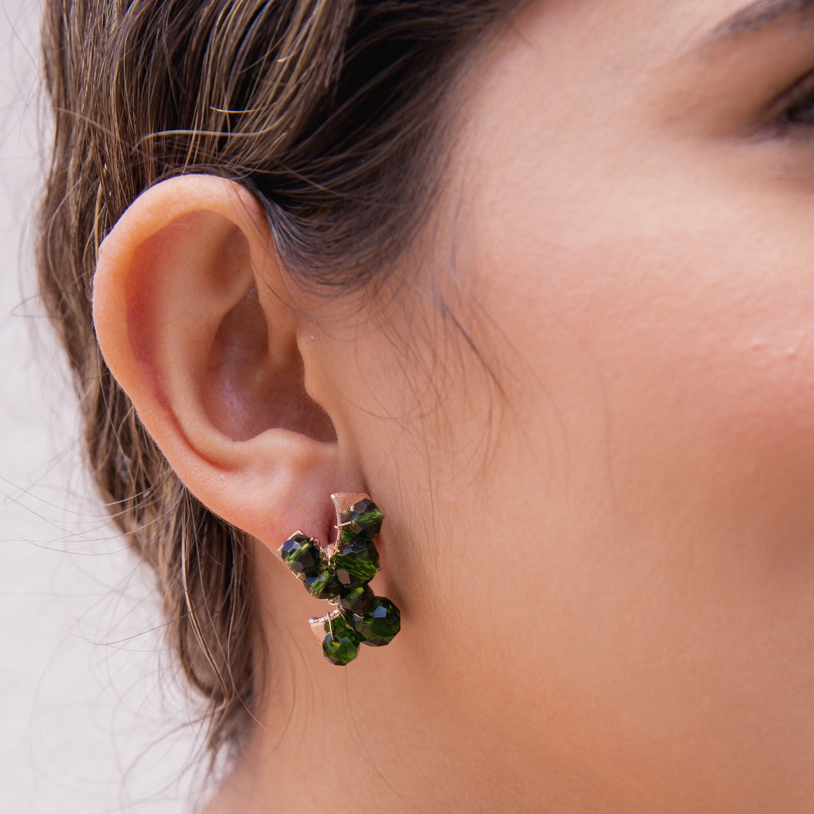 Brinco bordado a mão com cristais em tom verde folheado em ouro 18k 202150000000150