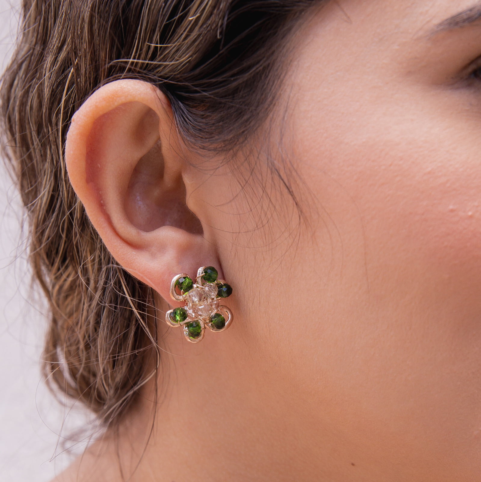 Brinco bordado a mão com cristais em tom verde folheado em ouro 18k 202150000000151