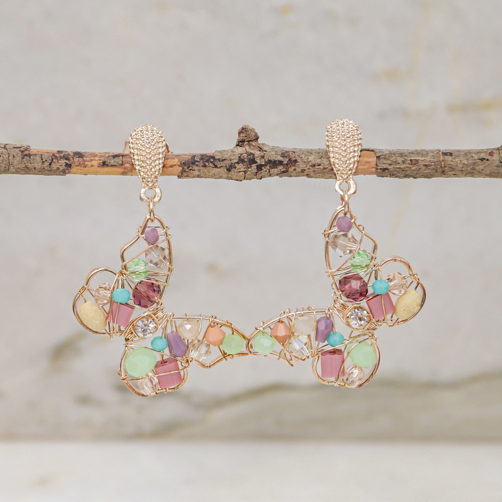Brinco borboleta bordado a mão com cristais em tons candy e strass, folheado em ouro 18k 2021100000004636