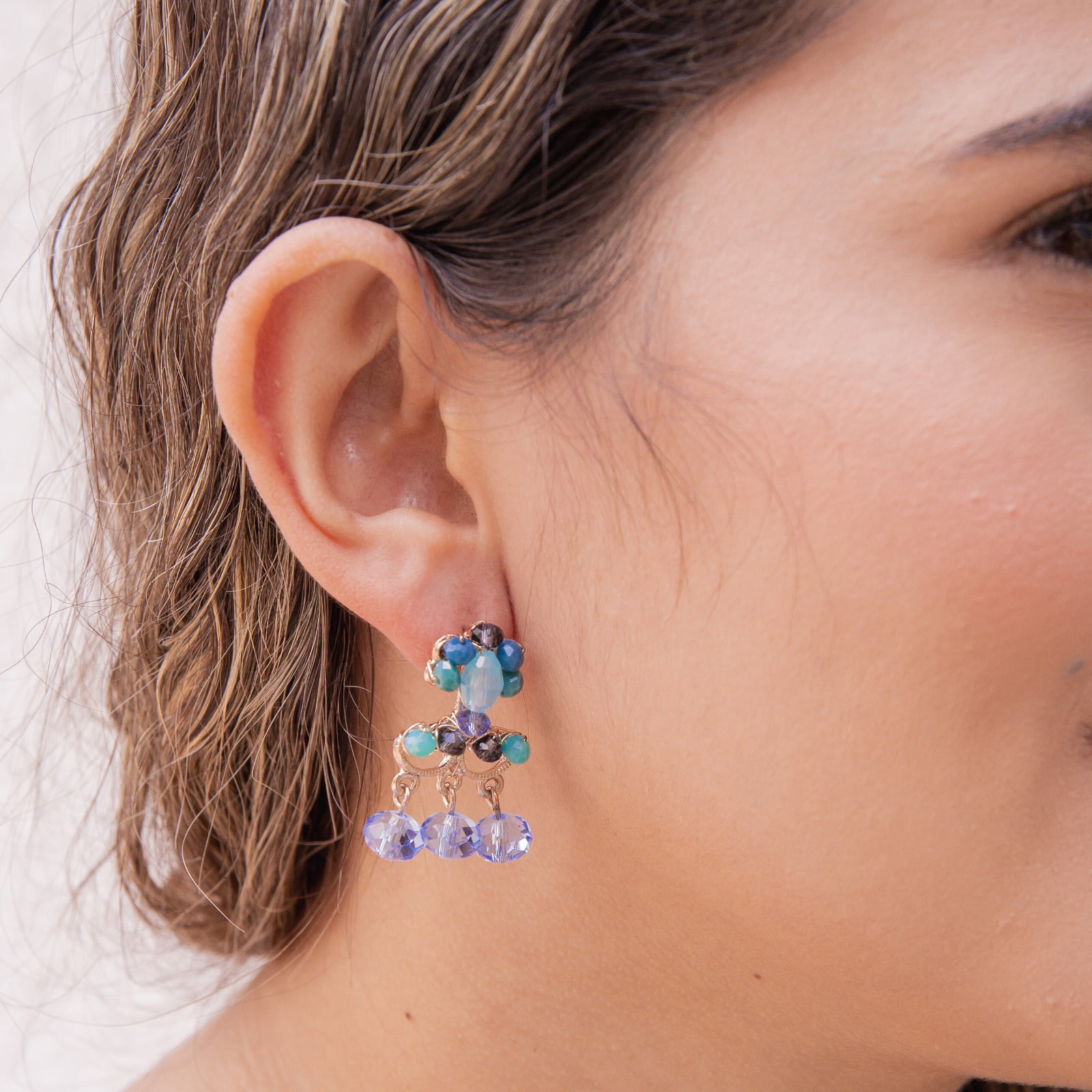 Brinco bordado a mão com cristais em tons de azul folheado em ouro 18k 202170000000198