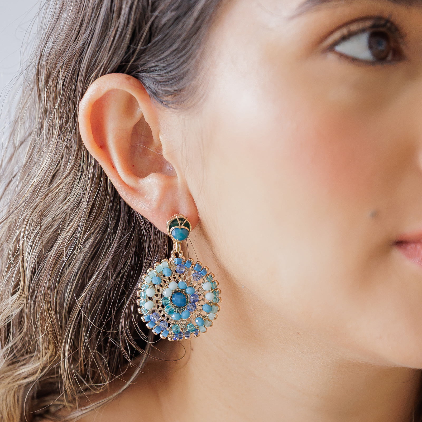 Brinco bordado a mão com cristais em tons de azul folheado em ouro 18k 202170000000203