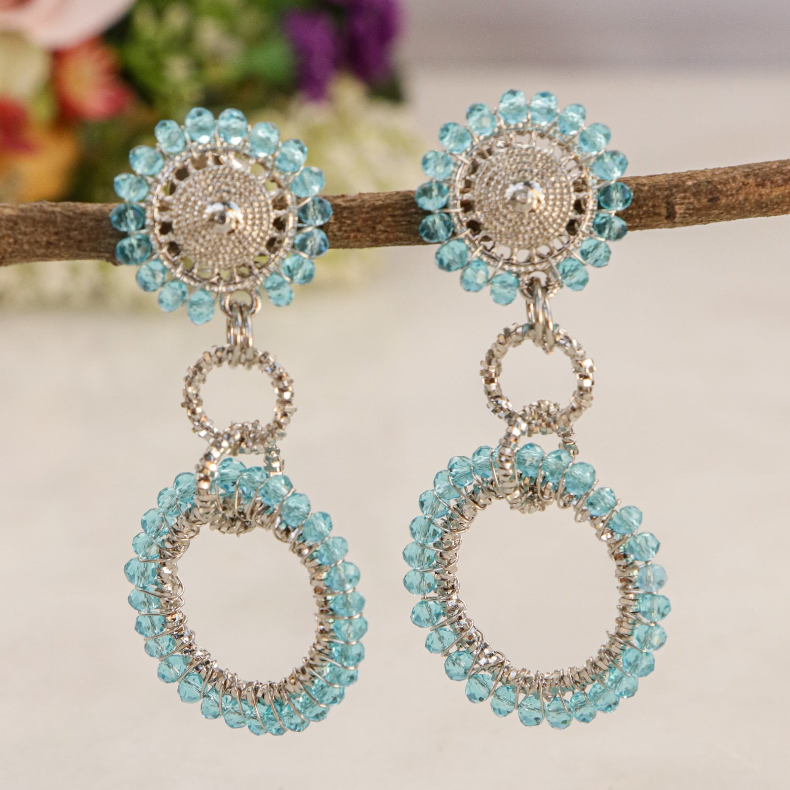 Brinco bordado a mão com cristais em tons de azul turquesa folheado diamante