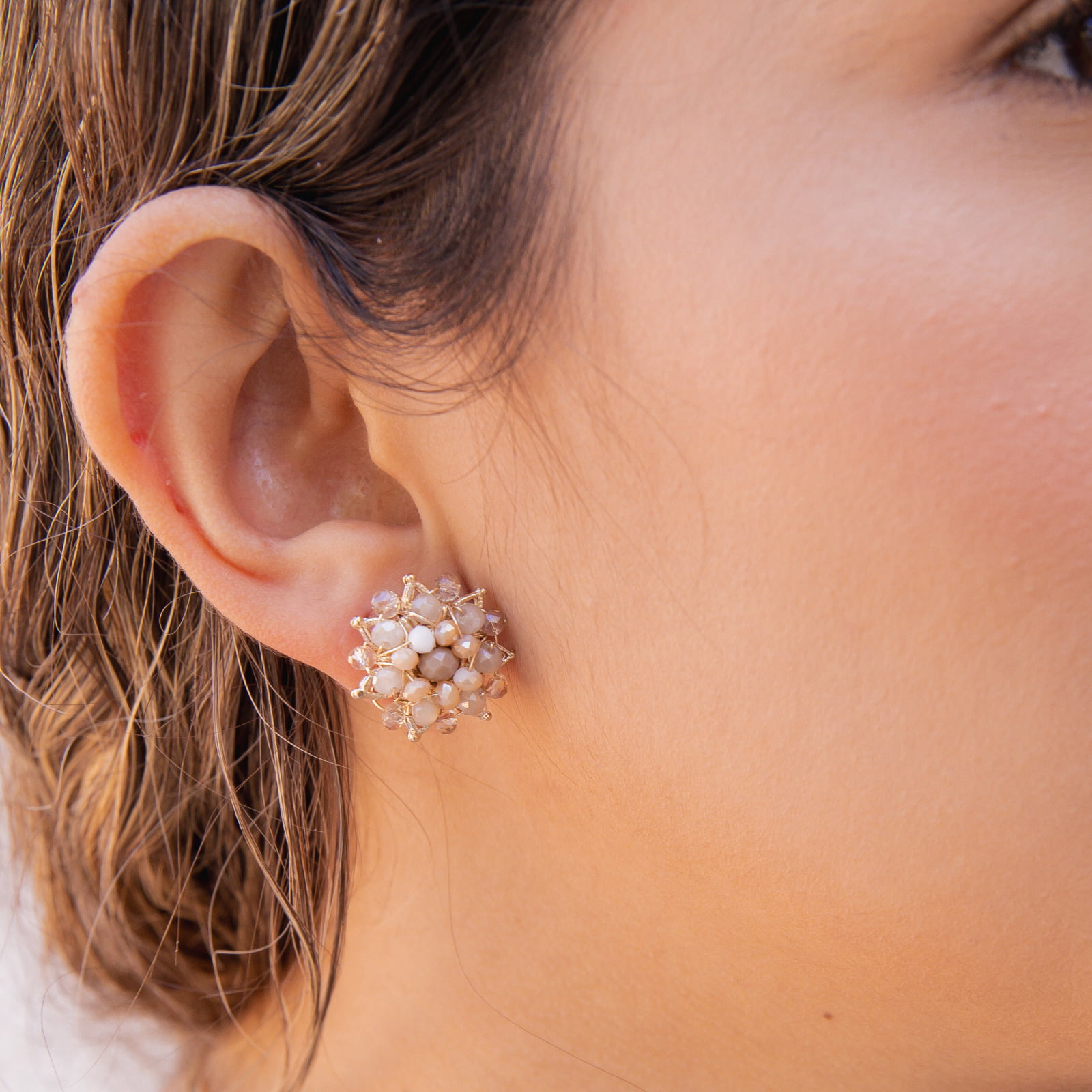 Brinco bordado a mão com cristais em tons de nude e folheado em ouro 18k     202130000000220