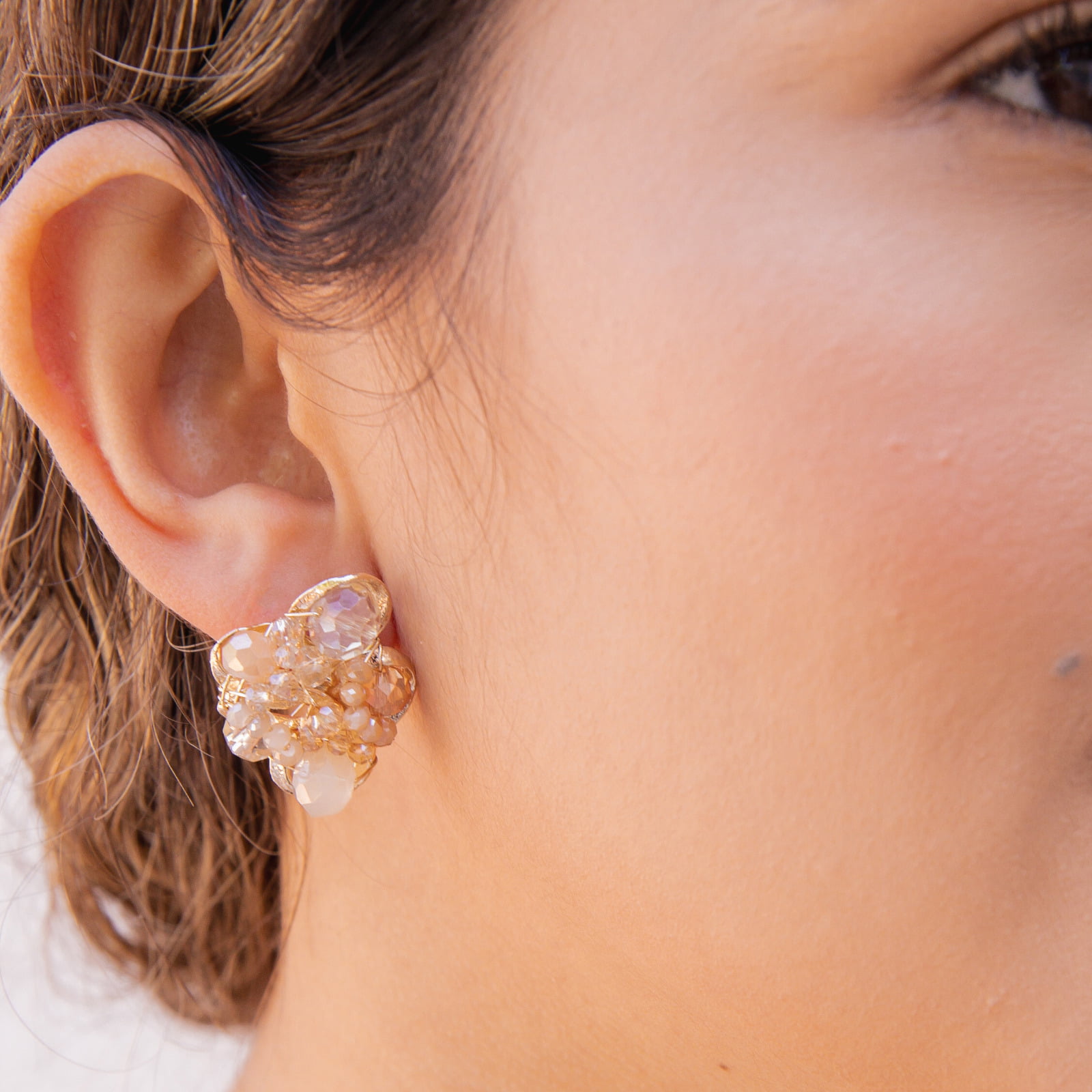 Brinco bordado a mão com cristais em tons de nude e  folheado em ouro 18k     202130000000222