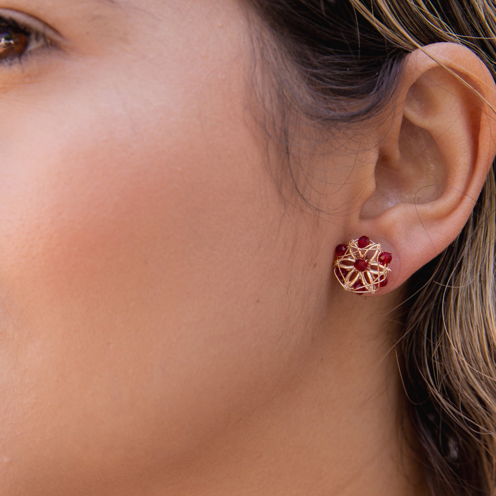 Brinco bordado a mão com cristais em tons de vermelho folheado em ouro 18k 2021800000000106