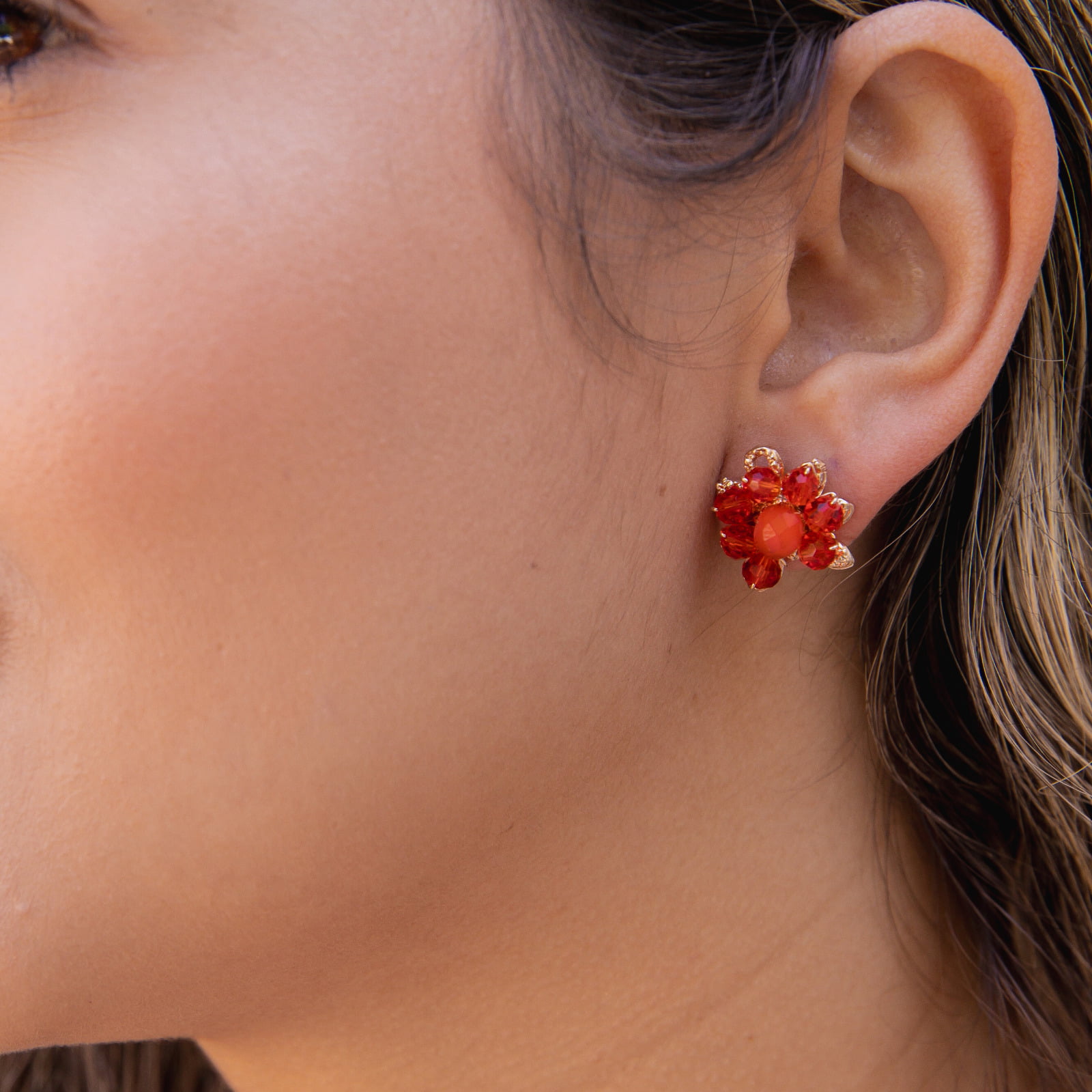 Brinco bordado a mão com cristais em tons de vermelho folheado em ouro 18k 2021800000000107