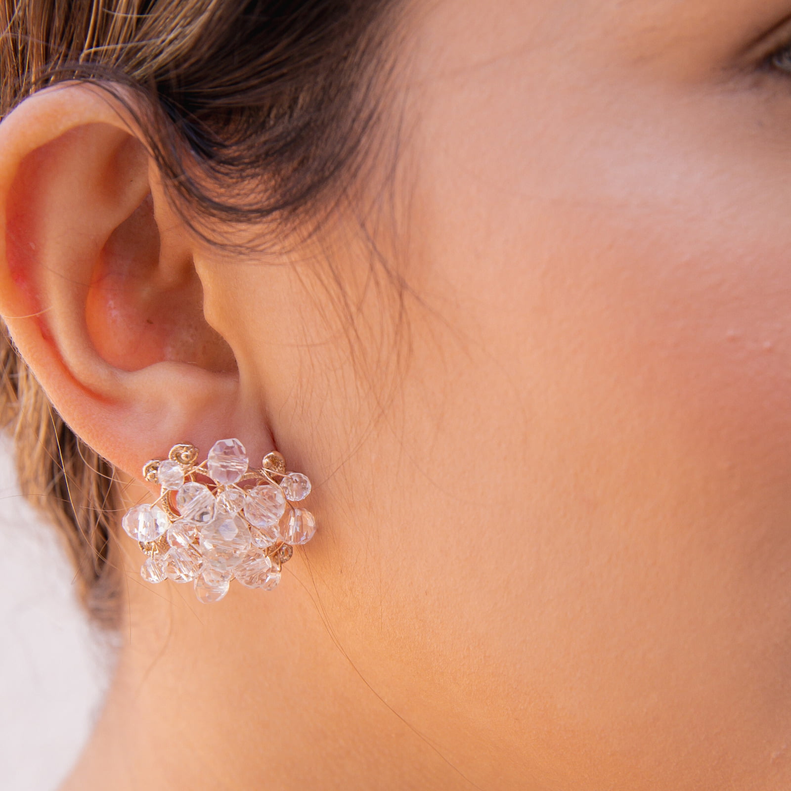 Brinco bordado a mão com cristais transparente e strass folheado em ouro 18k  202160000000045