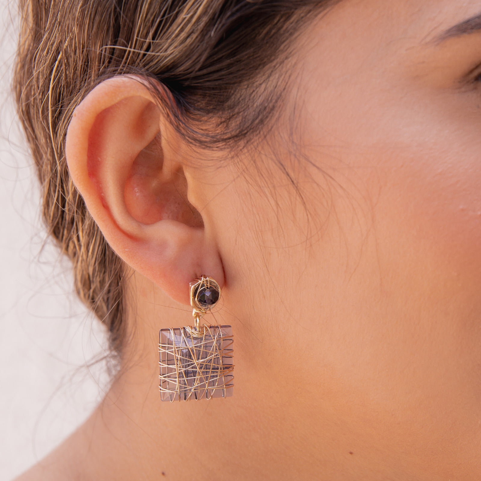 Brinco bordado a mão com cristal e resina tom azul folheado em ouro 18k 202170000000193