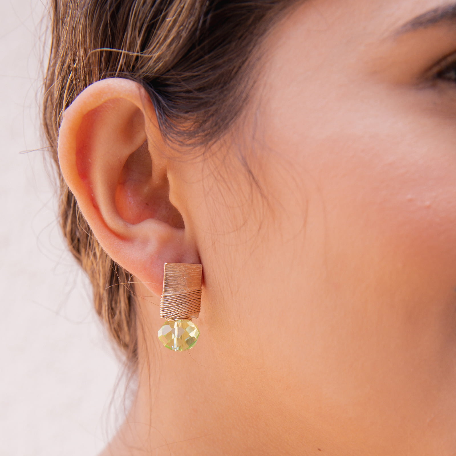 Brinco bordado a mão com cristal em tom verde folheado em ouro 18k 202150000000152