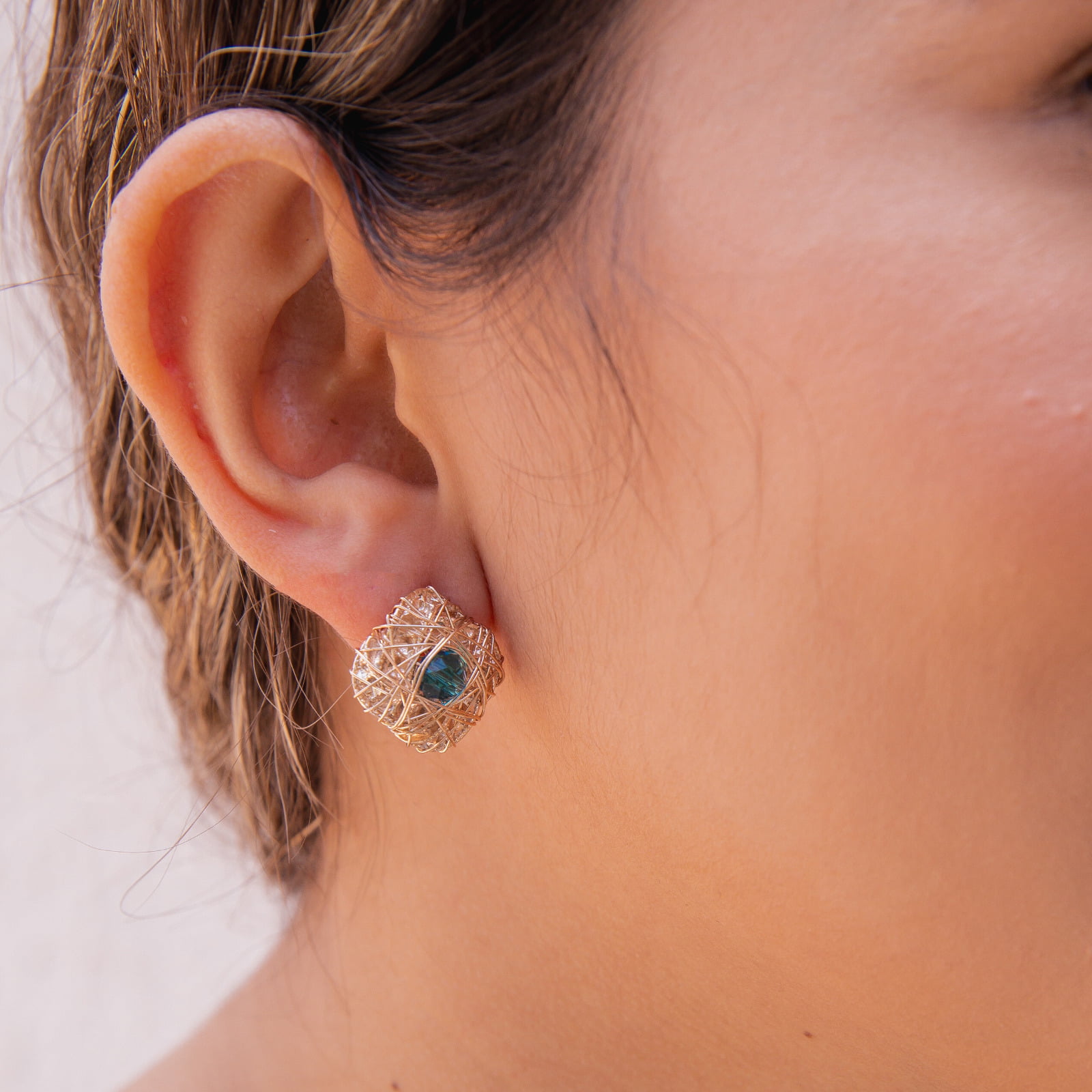 Brinco bordado a mão com cristal em tom verde folheado em ouro 18k 202150000000153