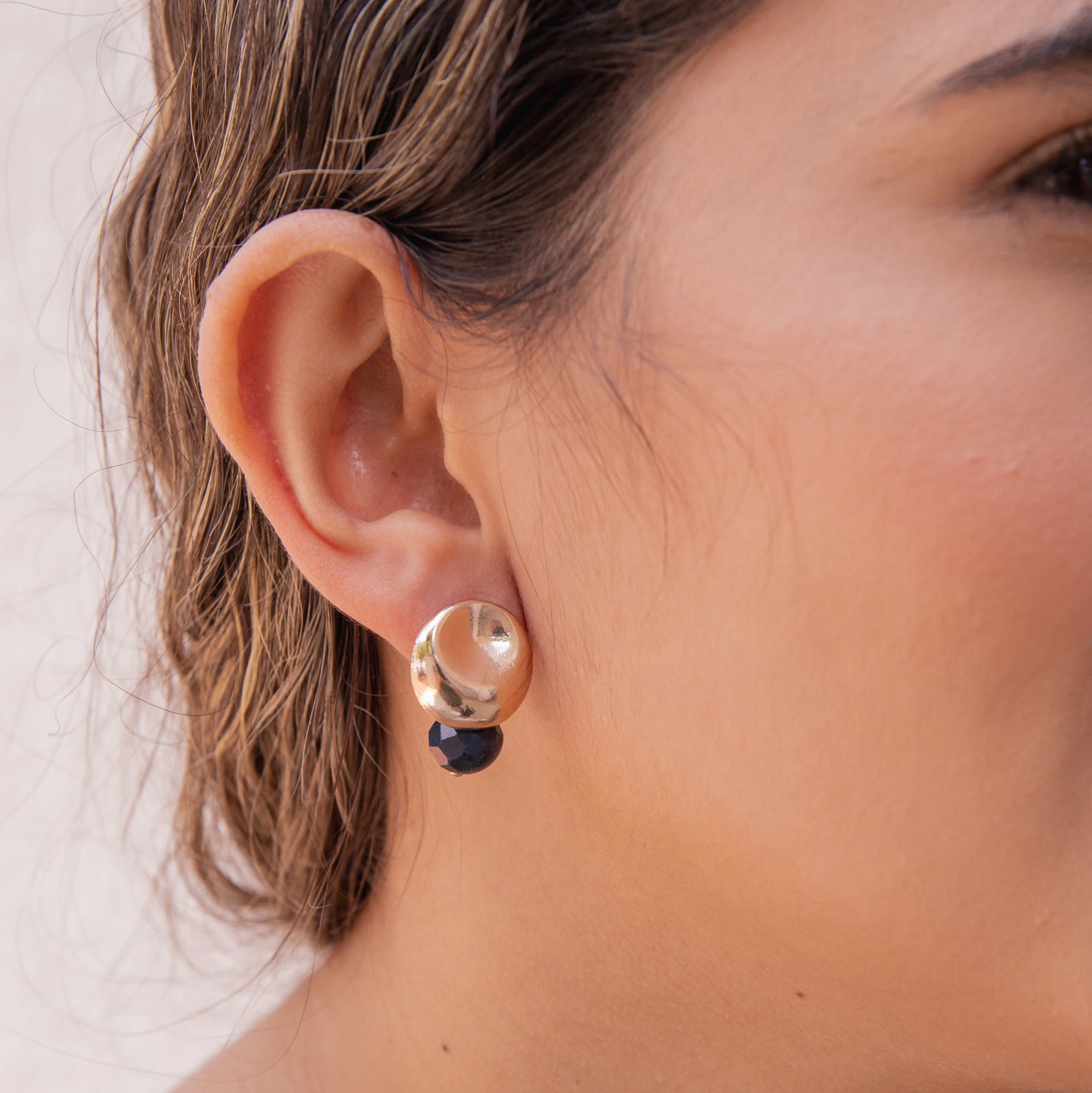 Brinco bordado a mão com cristal tom azul folheado em ouro 18k 202170000000197