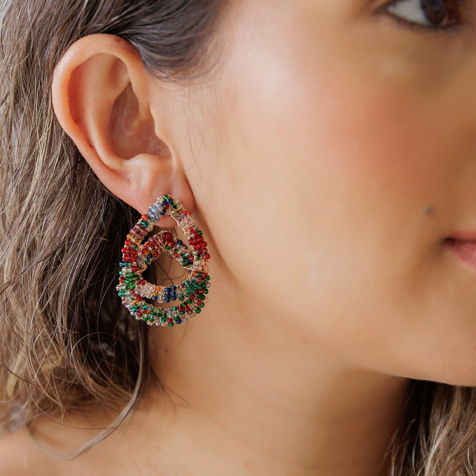 Brinco bordado a mão com mix de contas de vidro e cristais coloridos folheado em ouro 18k 2021100000004670