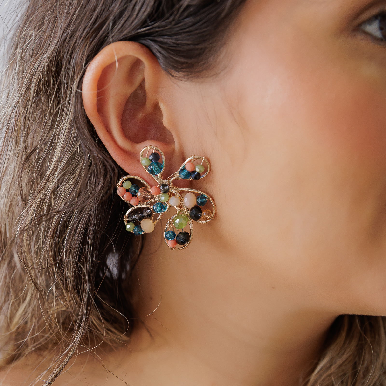 Brinco bordado a mão com mix de cristais coloridos candy colors e folheado em ouro 18k 2021100000004678