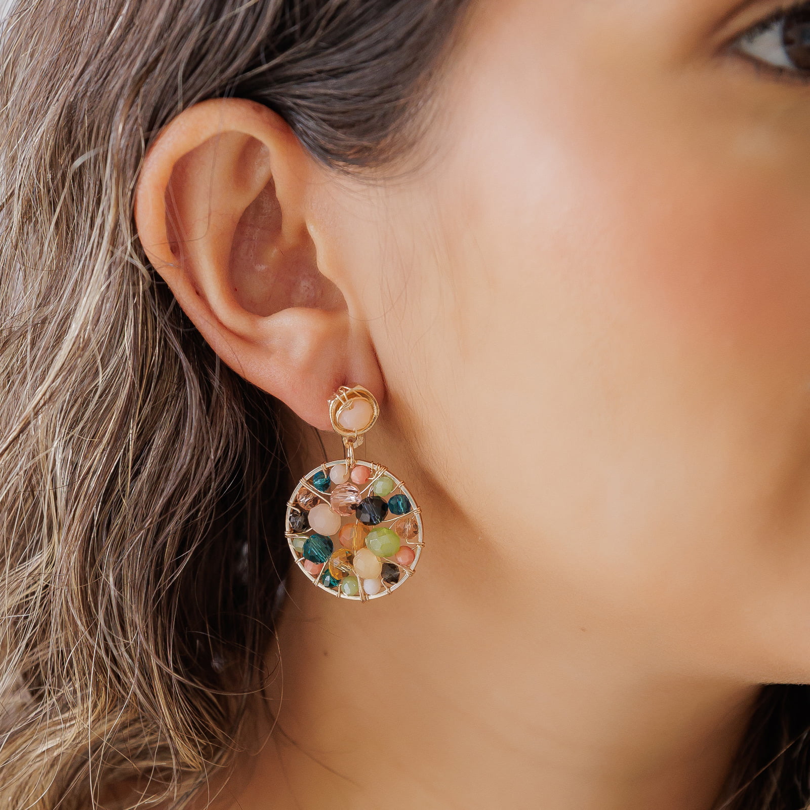 Brinco bordado a mão com mix de cristais coloridos candy colors e folheado em ouro 18k 2021100000004680