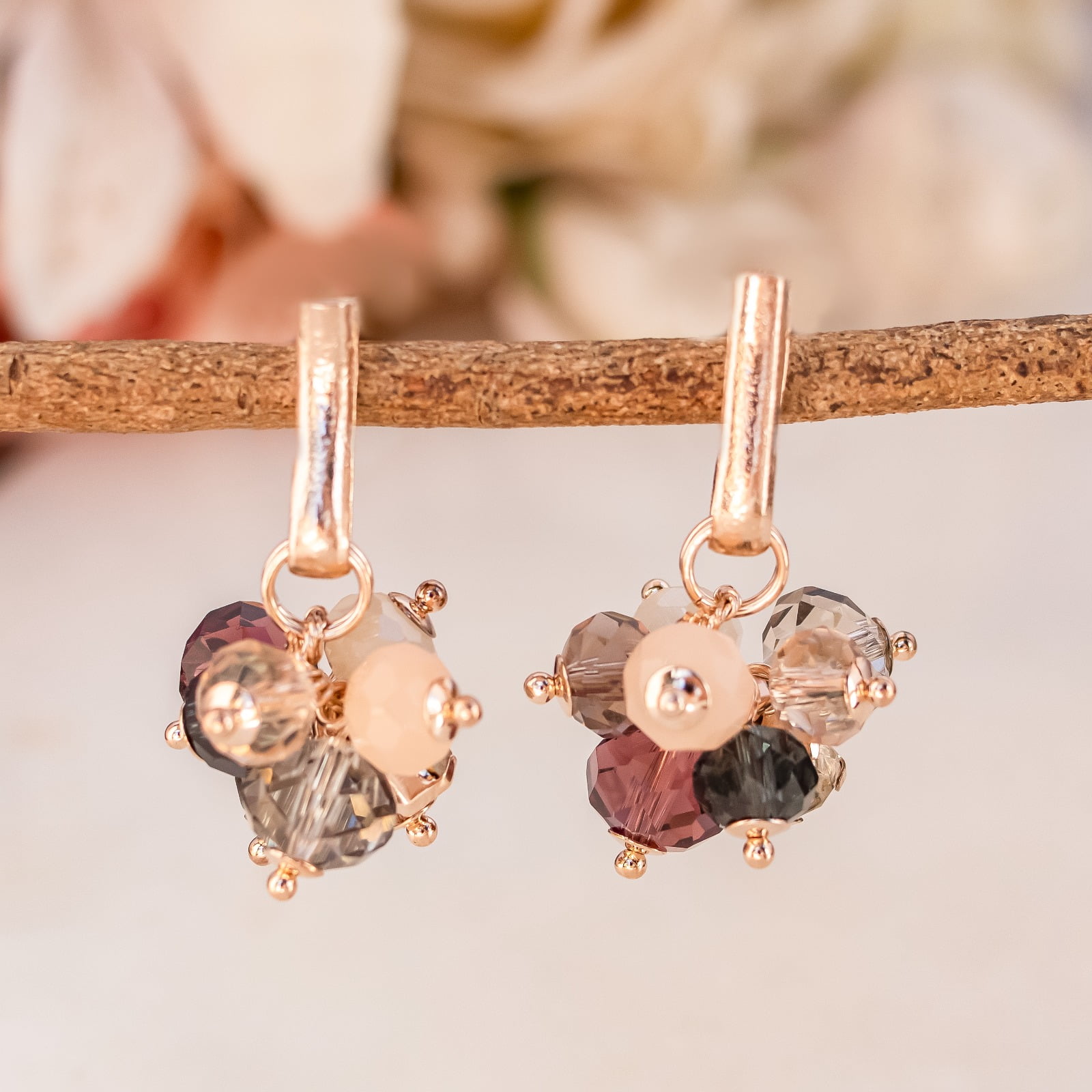 Brinco bordado a mão com mix de cristais coloridos e strass folheado em ouro 18k