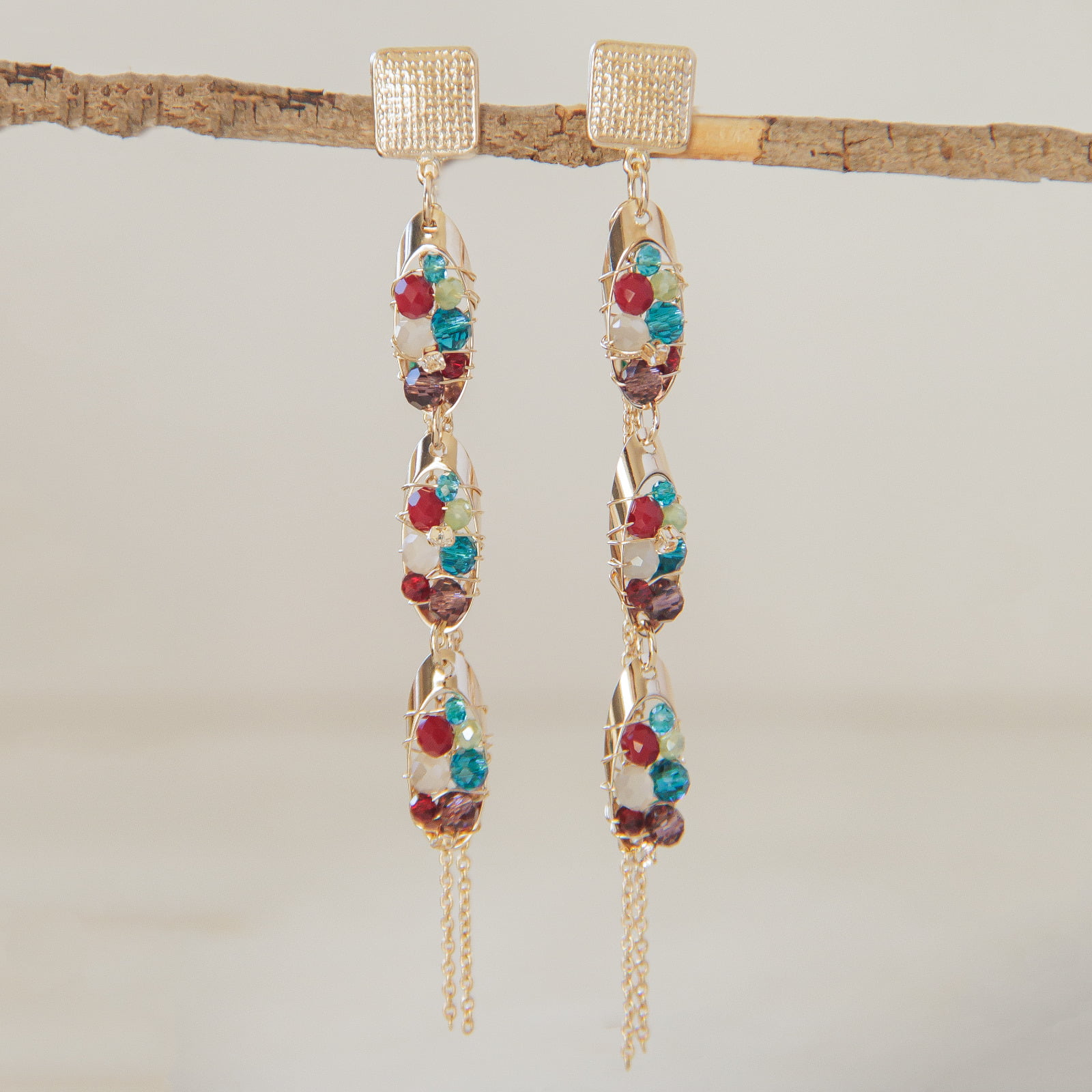Brinco bordado a mão com mix de cristais coloridos e strass folheado em ouro 18k 2021100000004692
