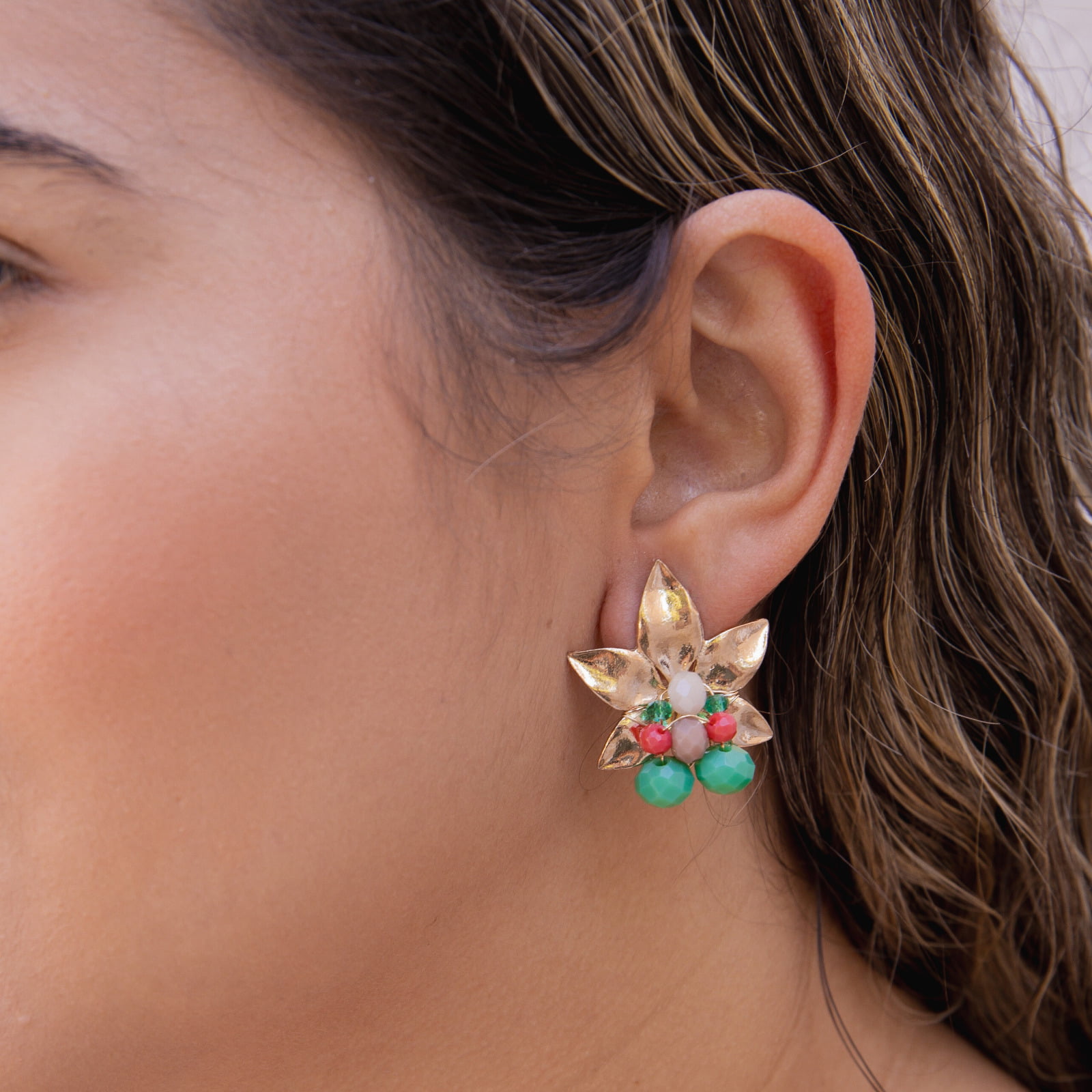 Brinco bordado a mão com mix de cristais coloridos, folheado em ouro 18k 2021100000004655