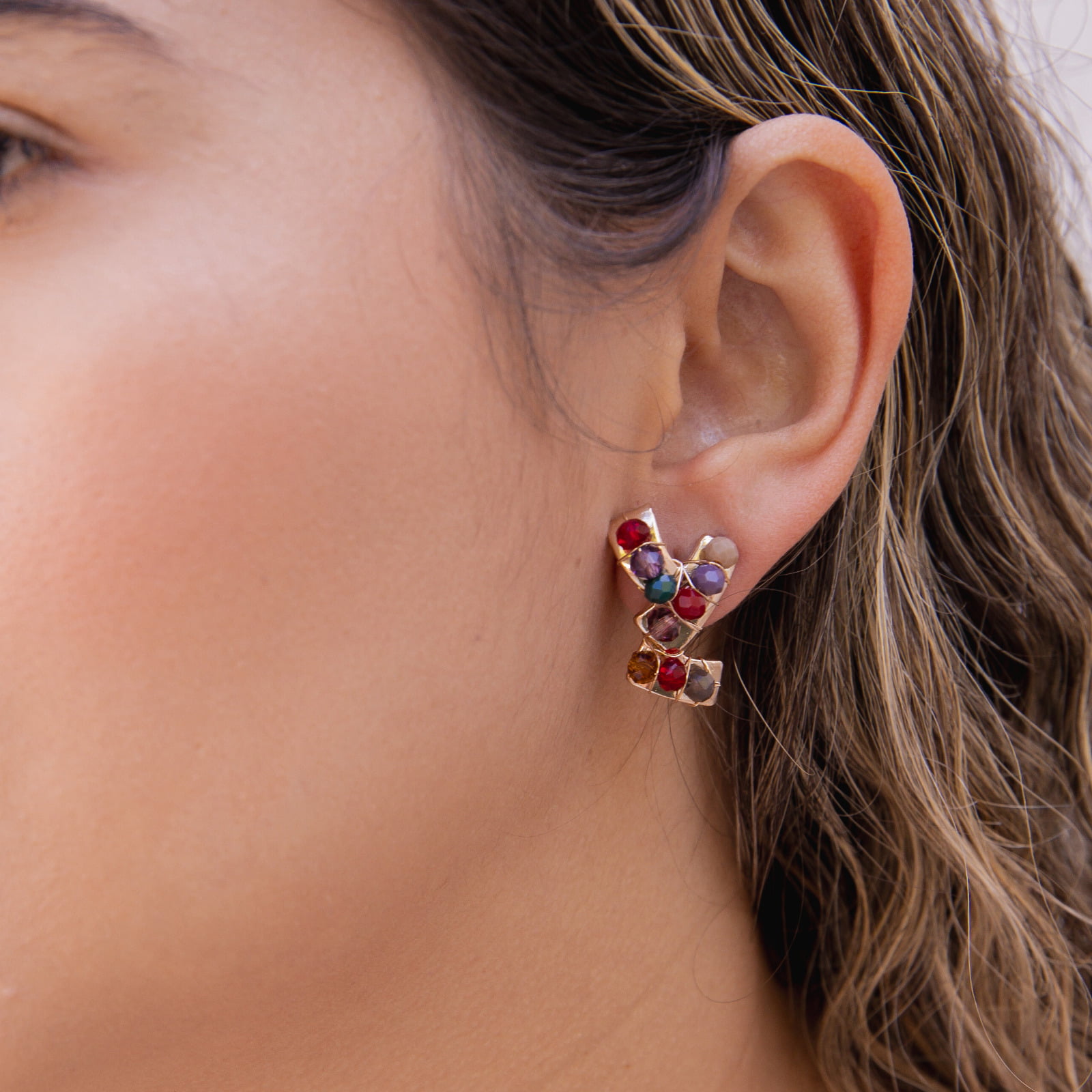 Brinco bordado a mão com mix de cristais coloridos, folheado em ouro 18k 2021100000004662
