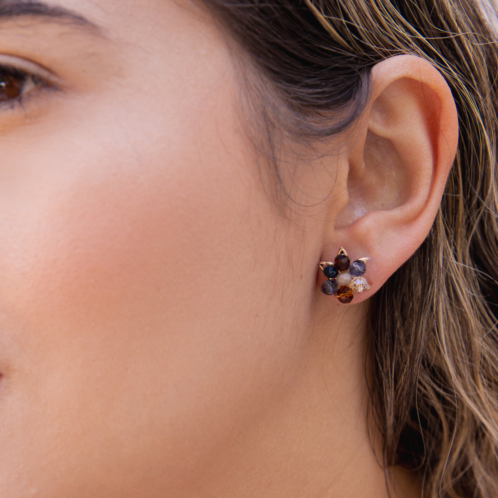 Brinco bordado a mão com mix de cristais coloridos, folheado em ouro 18k 2021100000004664