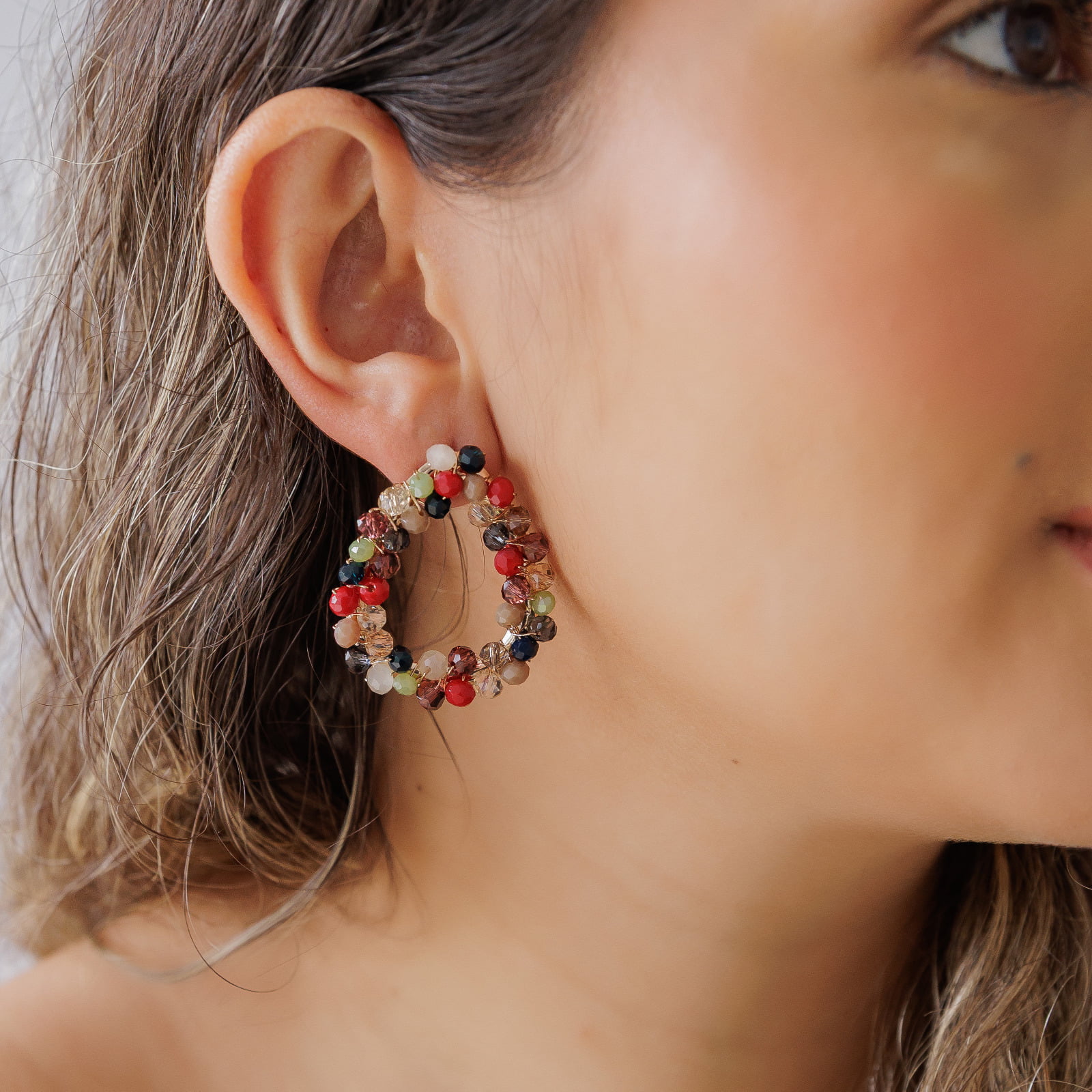 Brinco bordado a mão com mix de cristais coloridos folheado em ouro 18k 2021100000004666