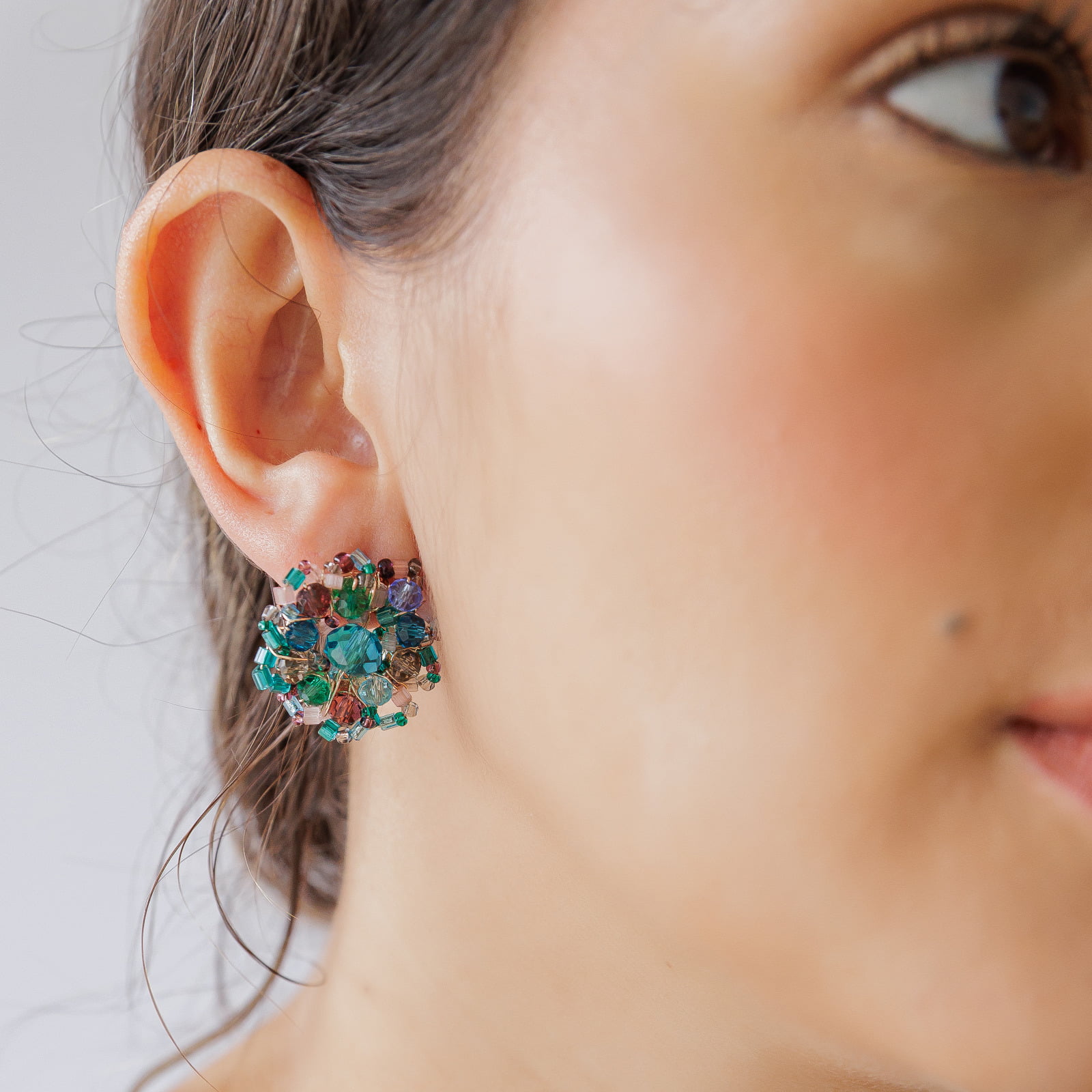Brinco bordado a mão com mix de cristais coloridos folheado em ouro 18k 2021100000004668
