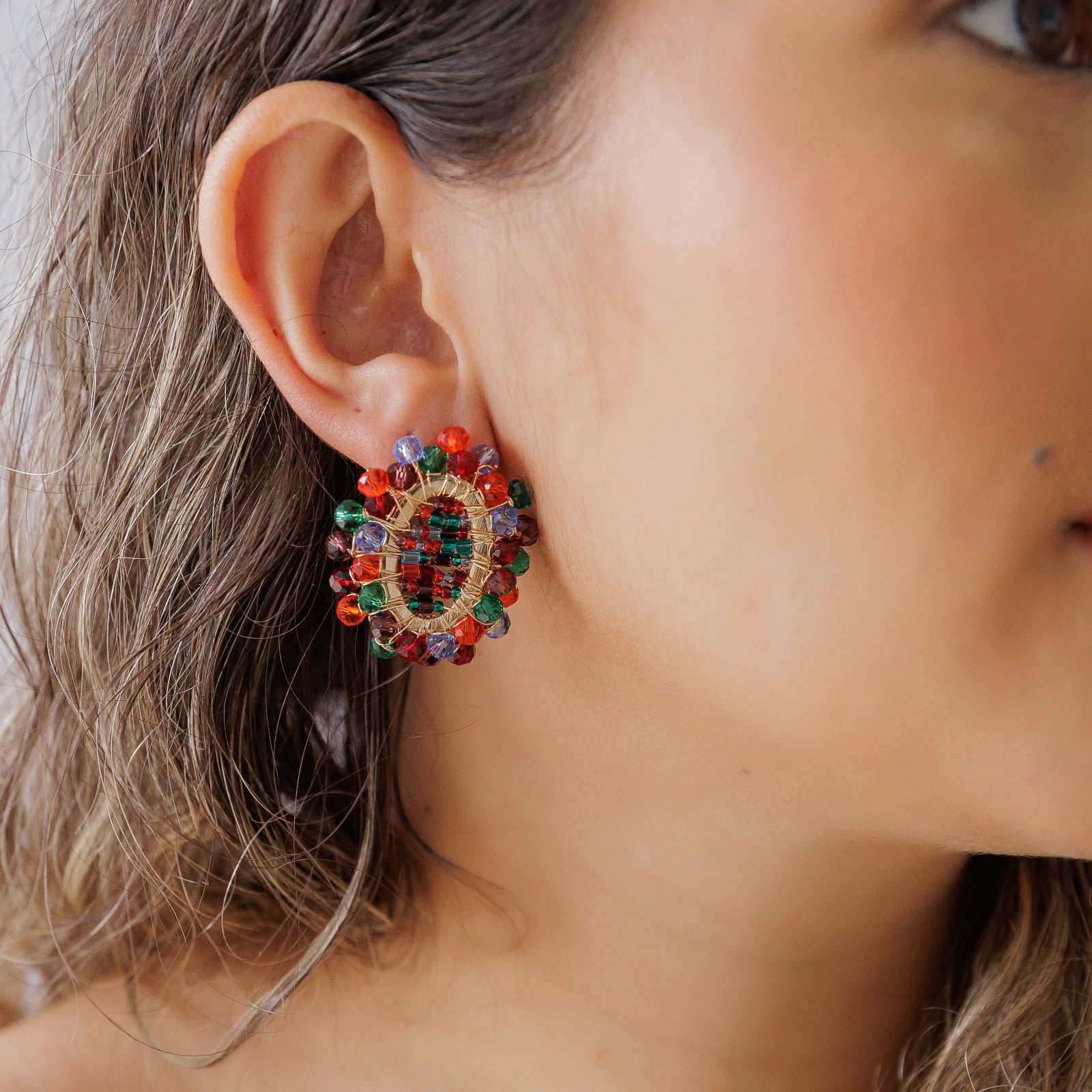 Brinco bordado a mão com mix de cristais coloridos folheado em ouro 18k 2021100000004671