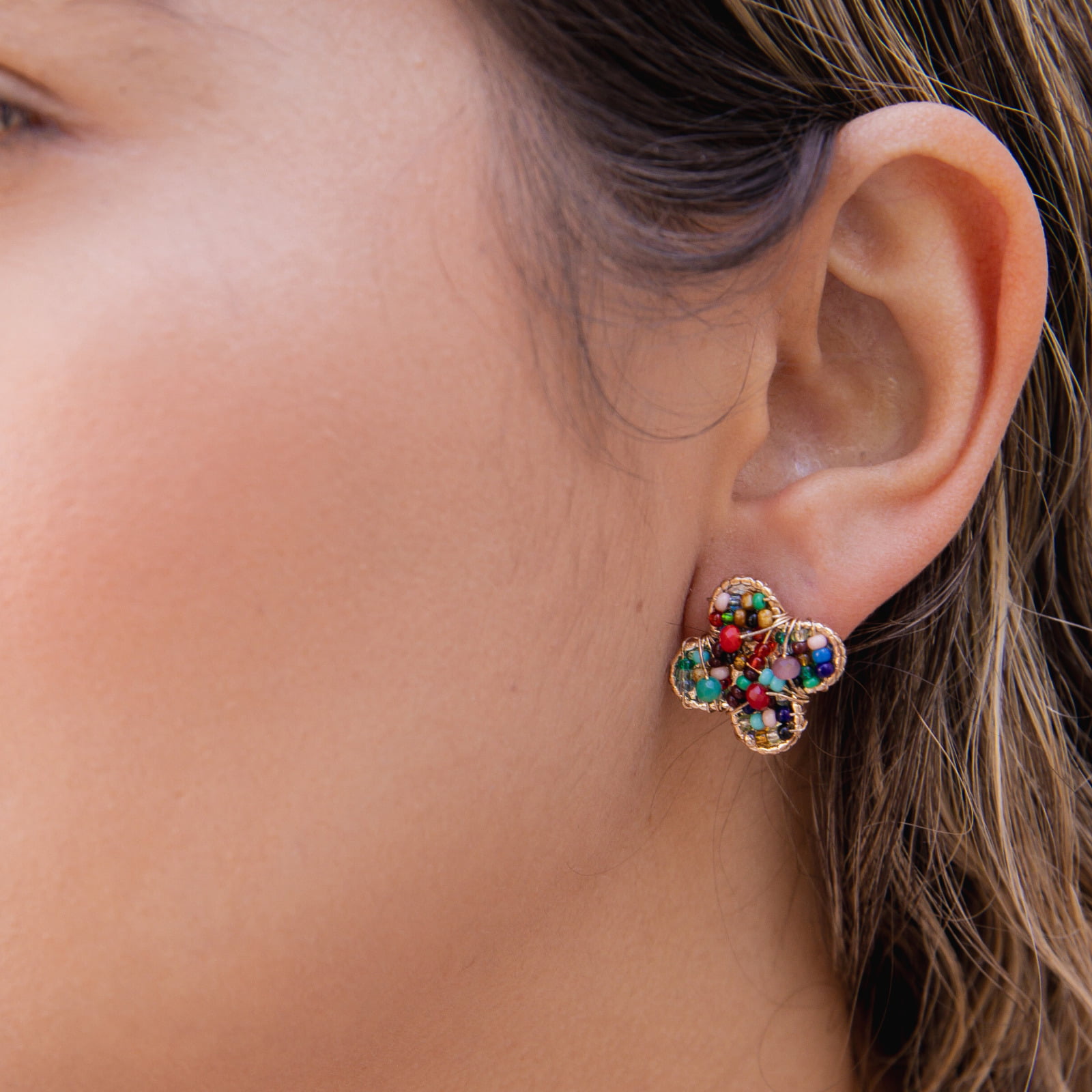 Brinco bordado a mão com mix de cristais e contas de vidro coloridos, folheado em ouro 18k 2021100000004663